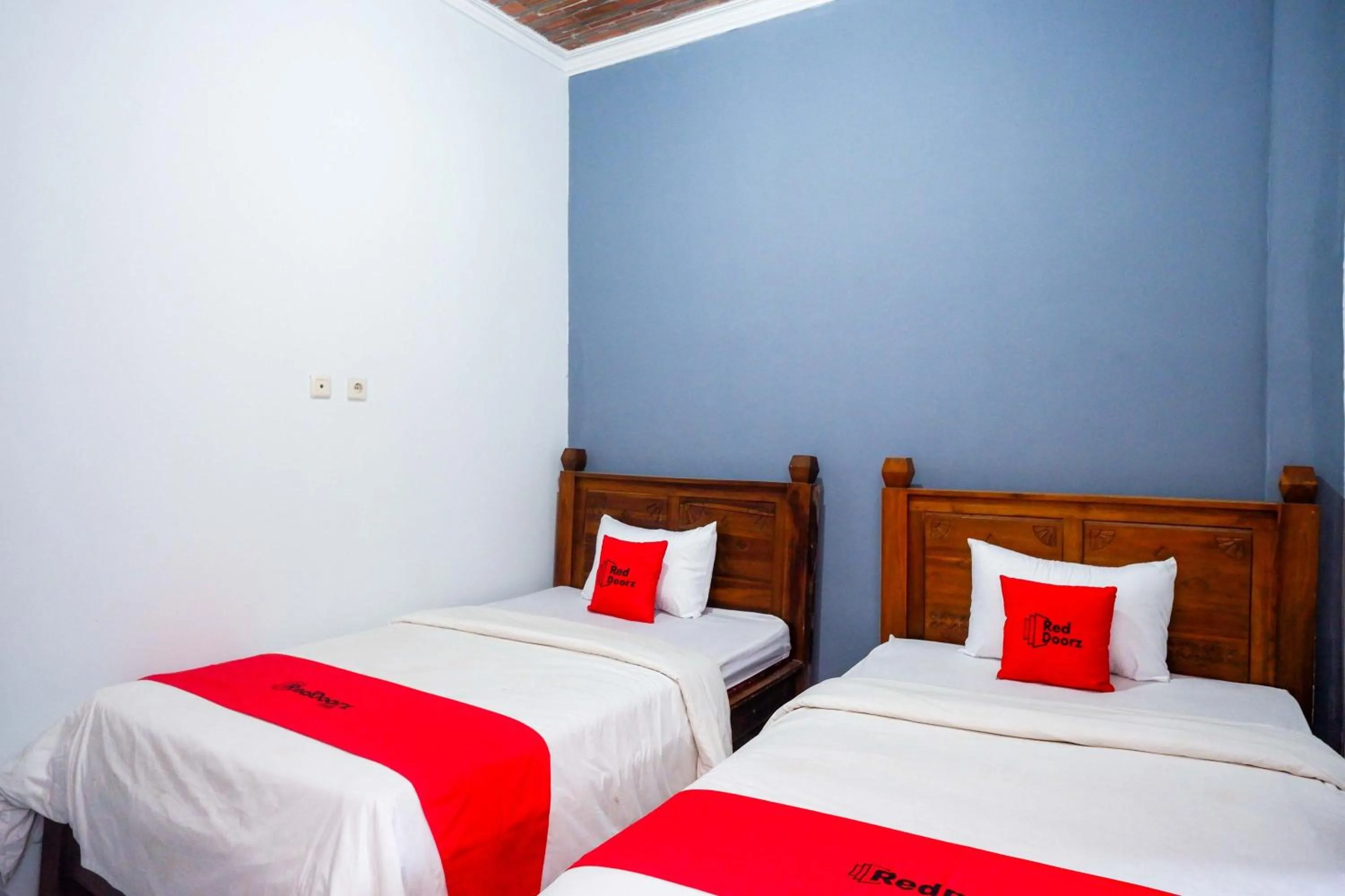 Bedroom, Bed in RedDoorz at Pakuncen Malioboro Yogyakarta