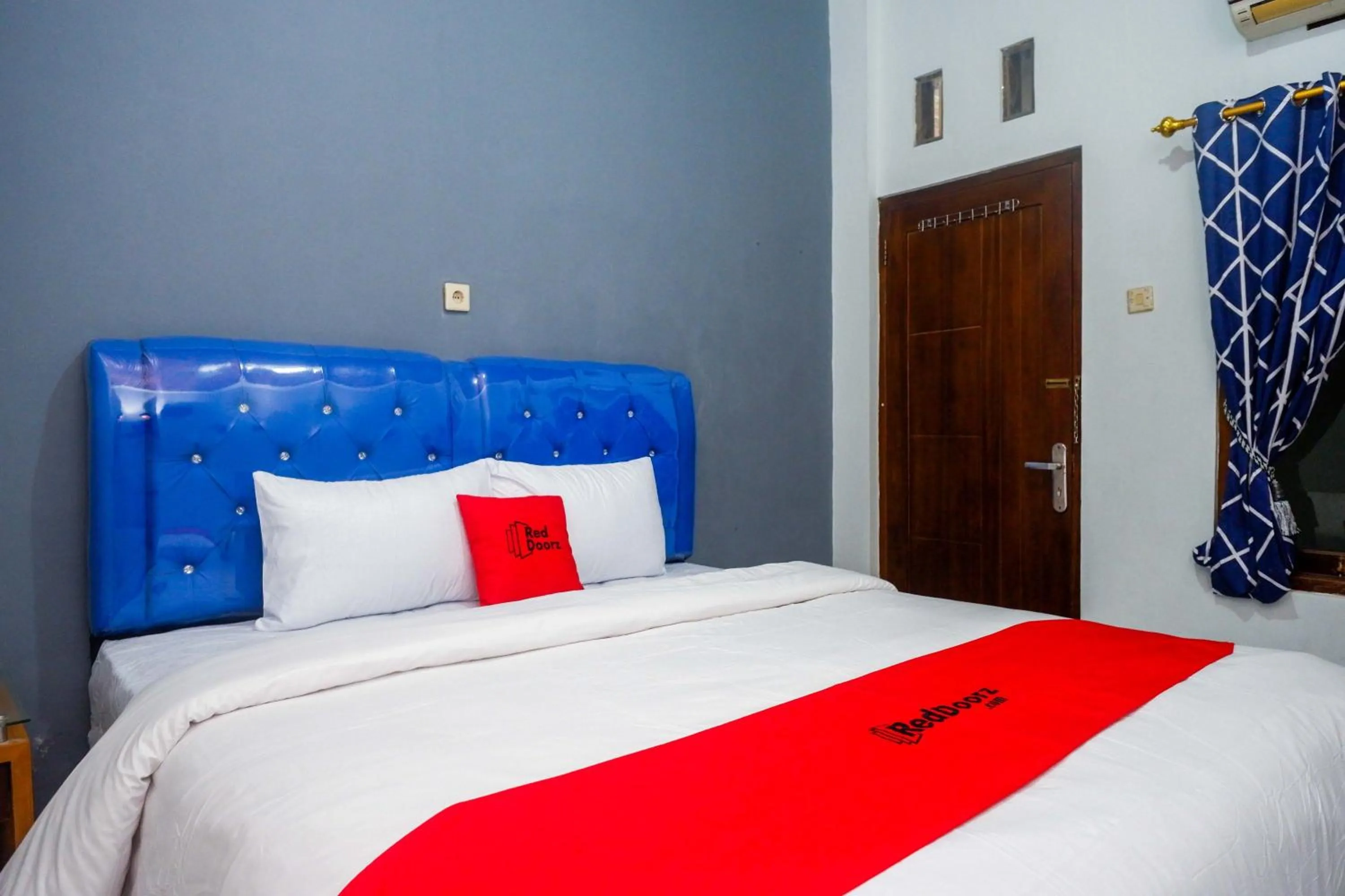 Bedroom, Bed in RedDoorz at Pakuncen Malioboro Yogyakarta