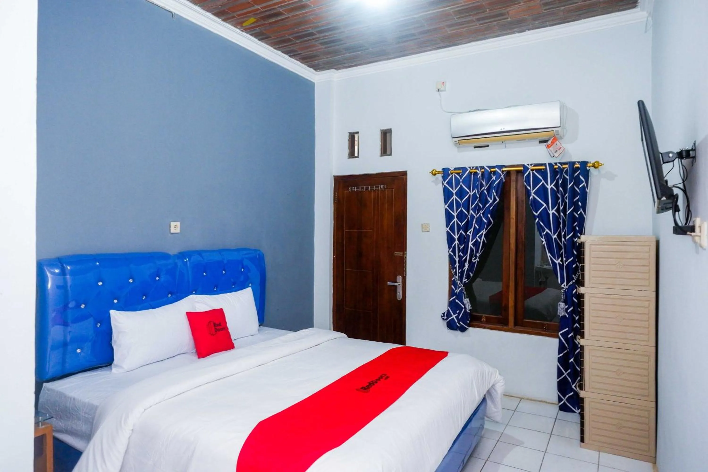 Bedroom, Bed in RedDoorz at Pakuncen Malioboro Yogyakarta