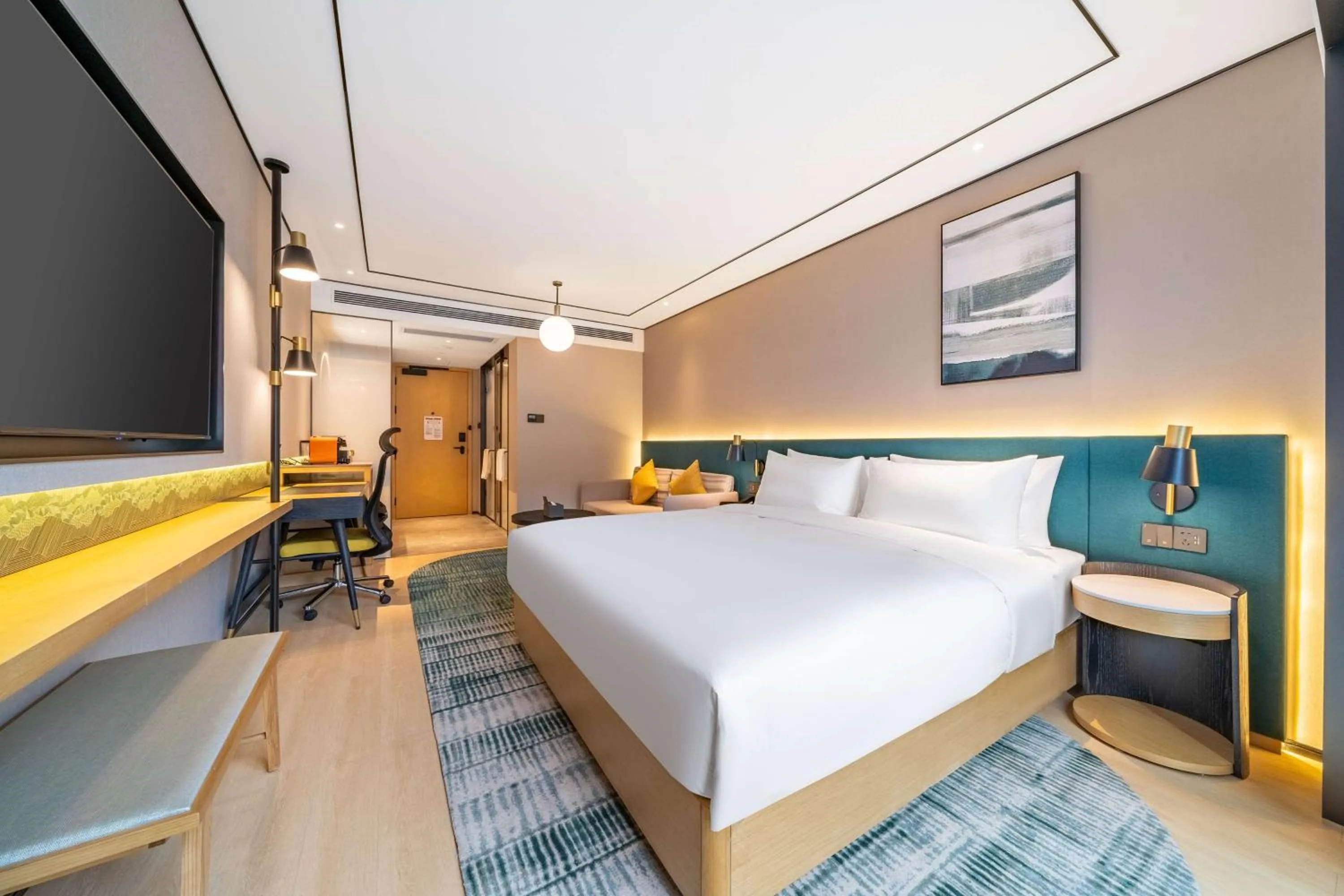 Photo of the whole room, Bed in Hilton Garden Inn Chengdu Kuanzhai Alley