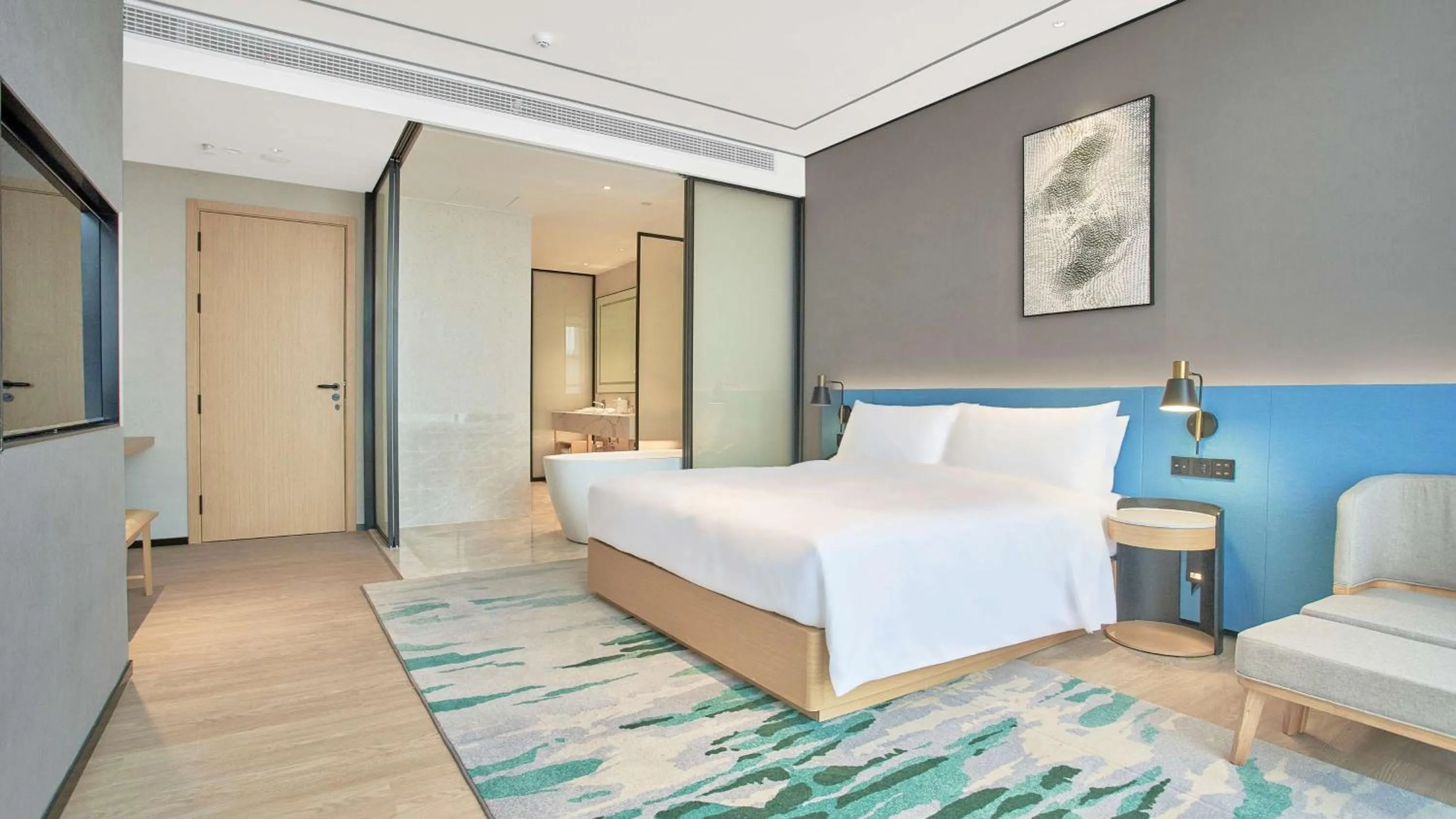 Bathroom, Bed in Hilton Garden Inn Chenzhou Beihu