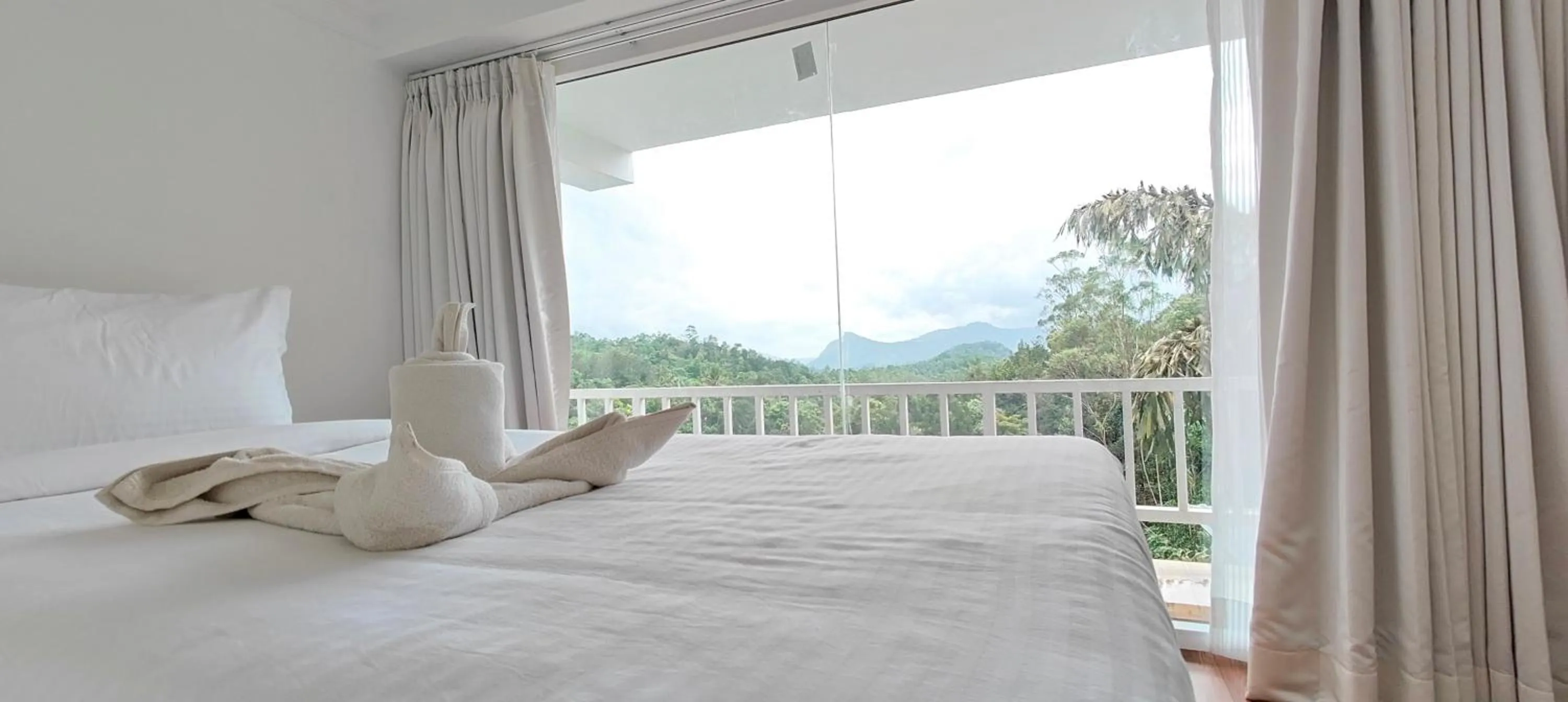 Bed in HOTEL WHITE HOUSE, Munnar