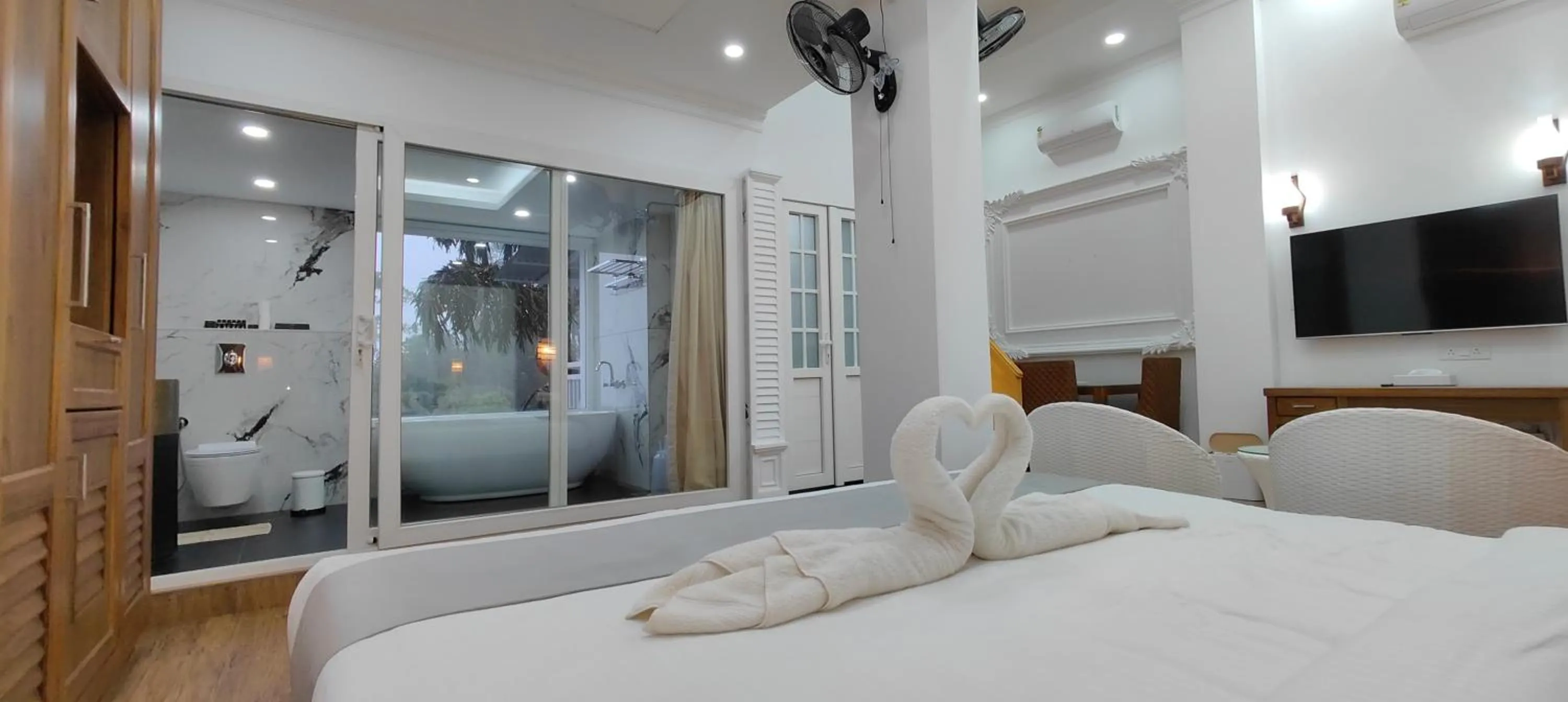 Bed in HOTEL WHITE HOUSE, Munnar