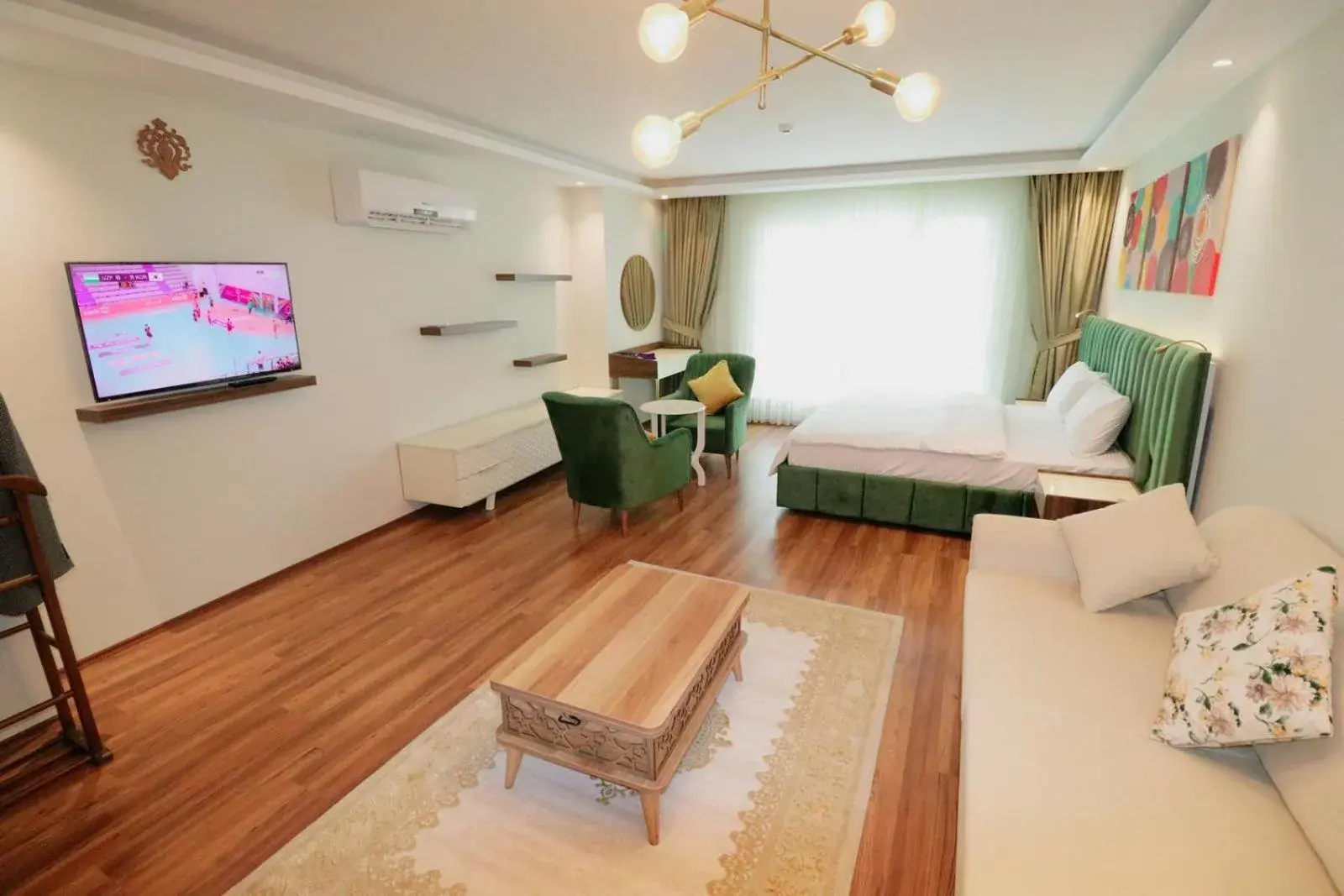 Photo of the whole room in Grand Luxury Photo of the whole room in Grand Luxury