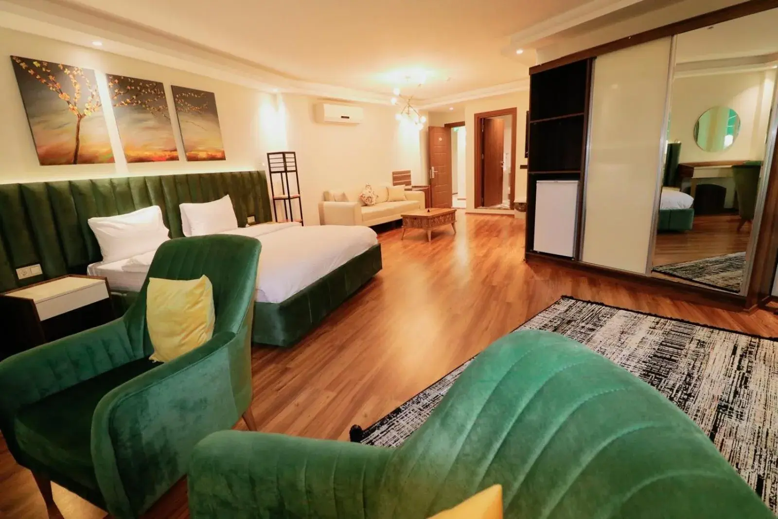 Photo of the whole room, Bed in Grand Luxury Photo of the whole room, Bed in Grand Luxury