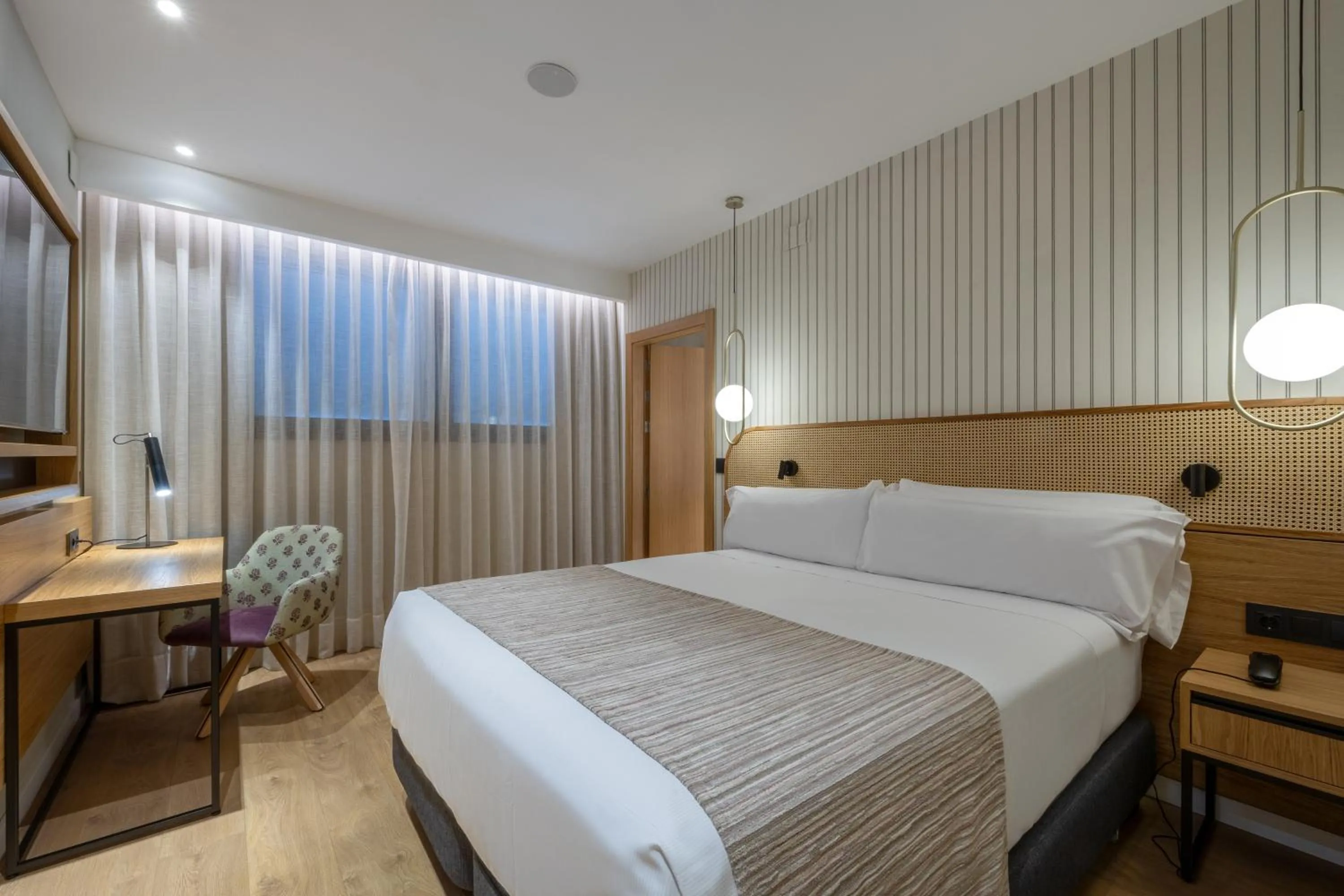 Photo of the whole room, Bed in Catalonia Diagonal Centro