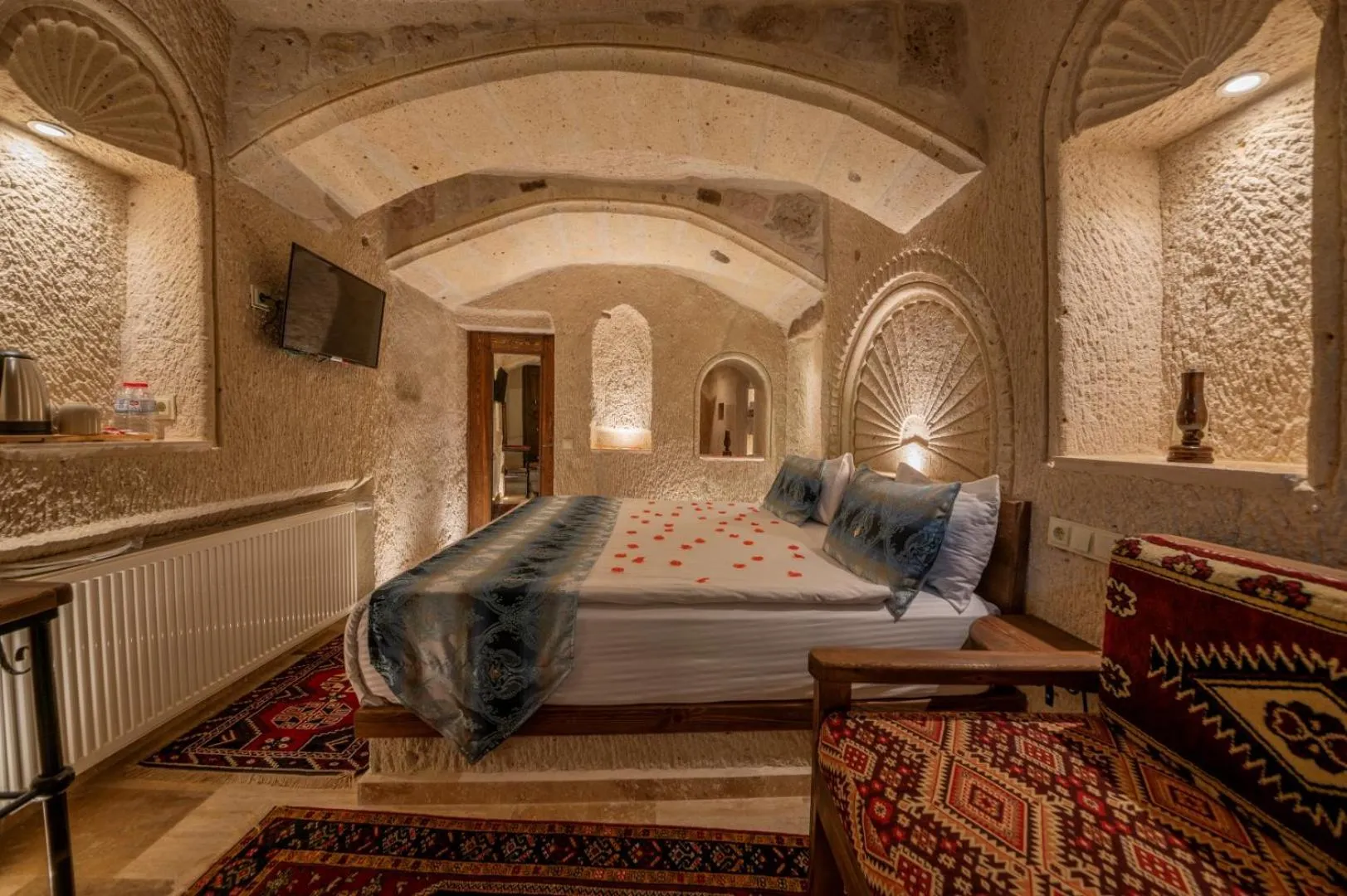 Photo of the whole room, Bed in FARMER CAVE HOUSE