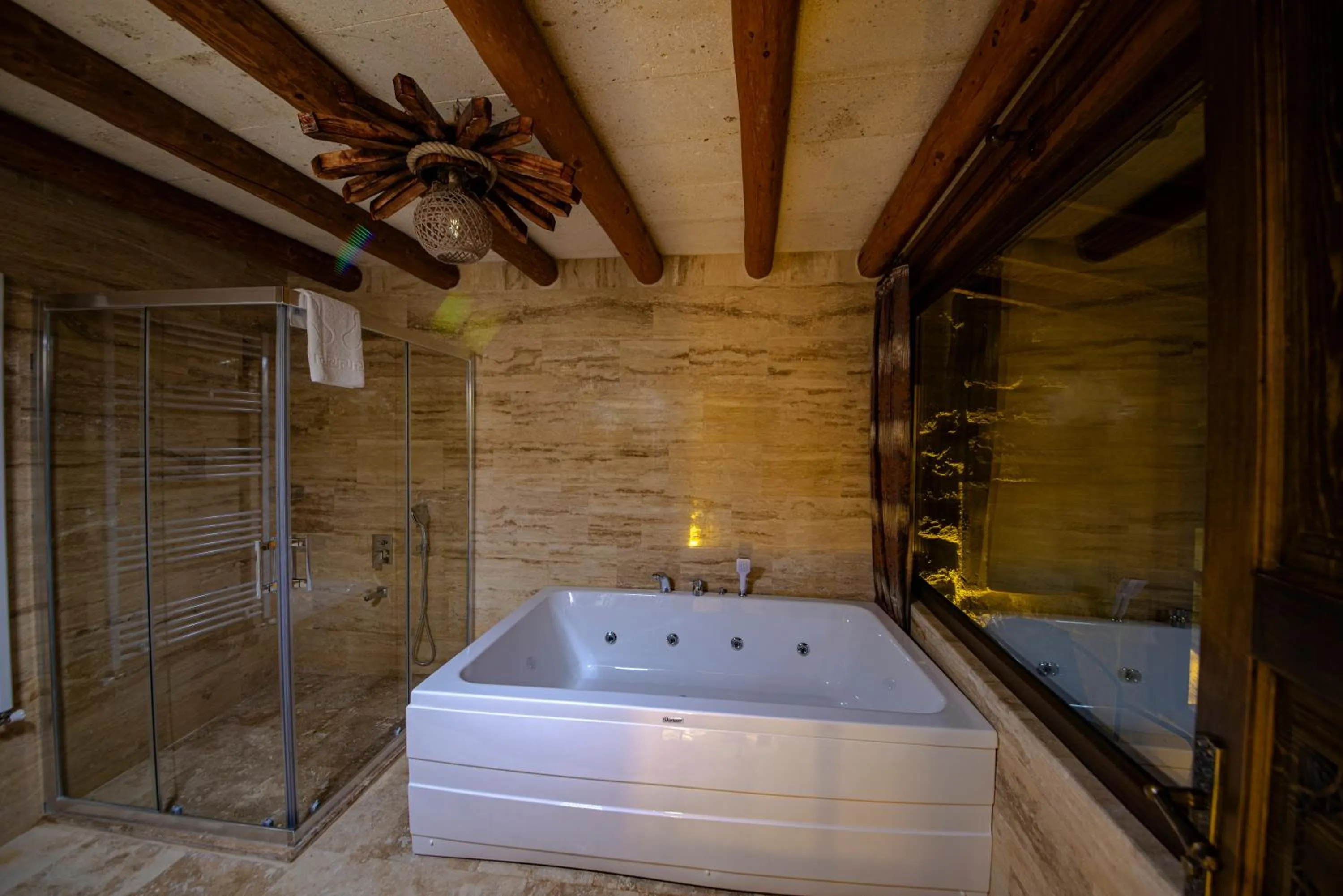 Hot Tub in FARMER CAVE HOUSE