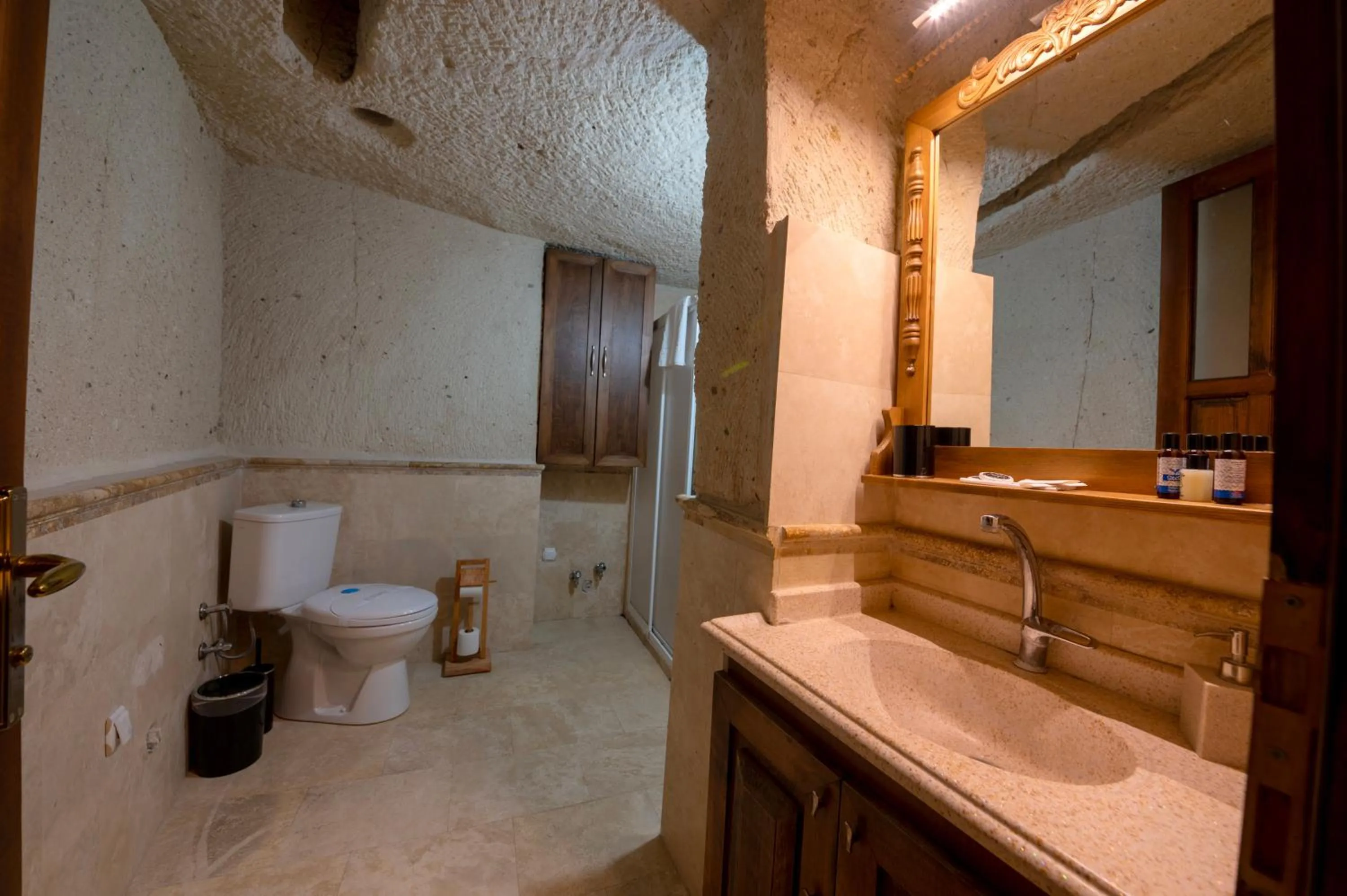 Toilet in FARMER CAVE HOUSE