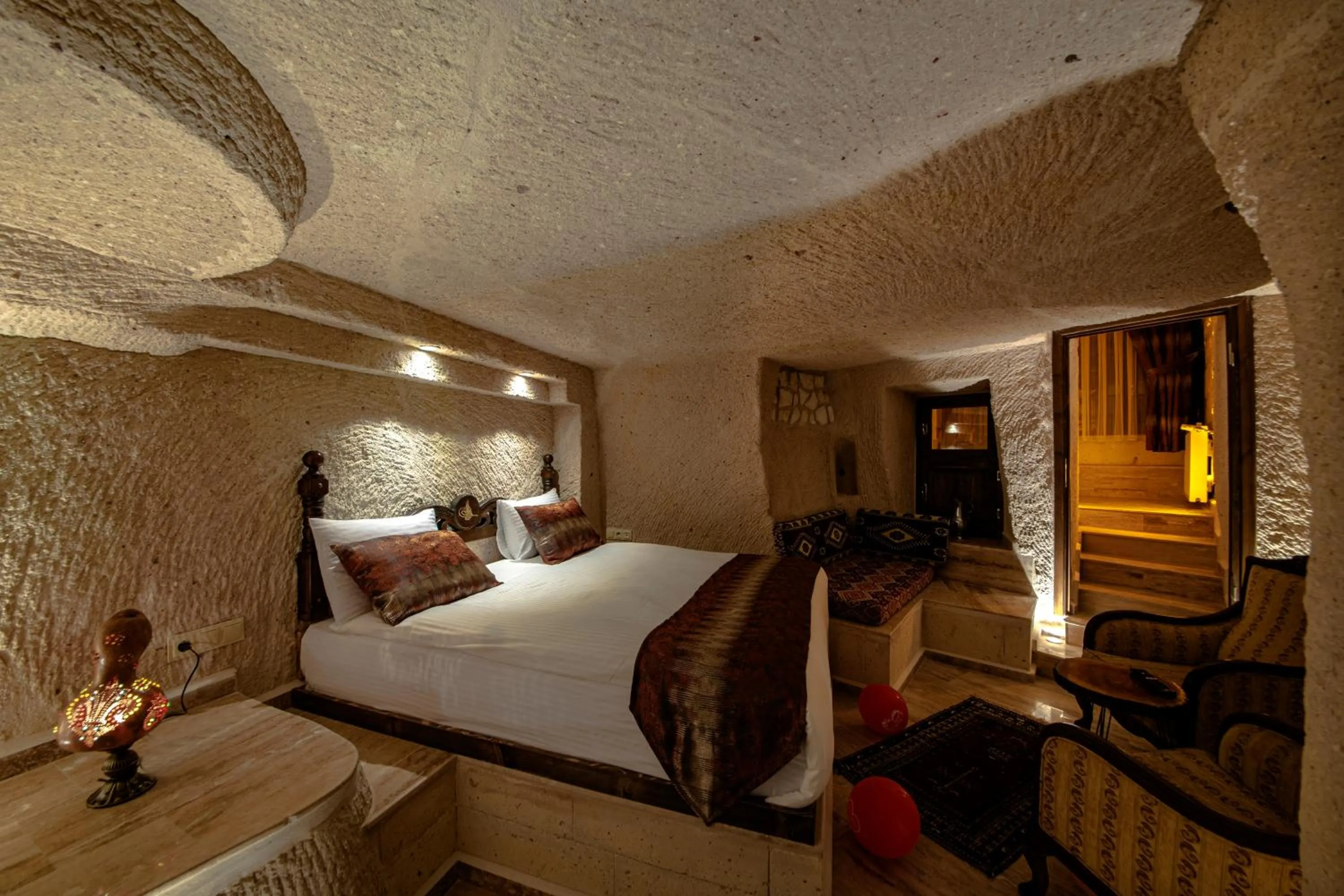 Photo of the whole room, Bed in FARMER CAVE HOUSE