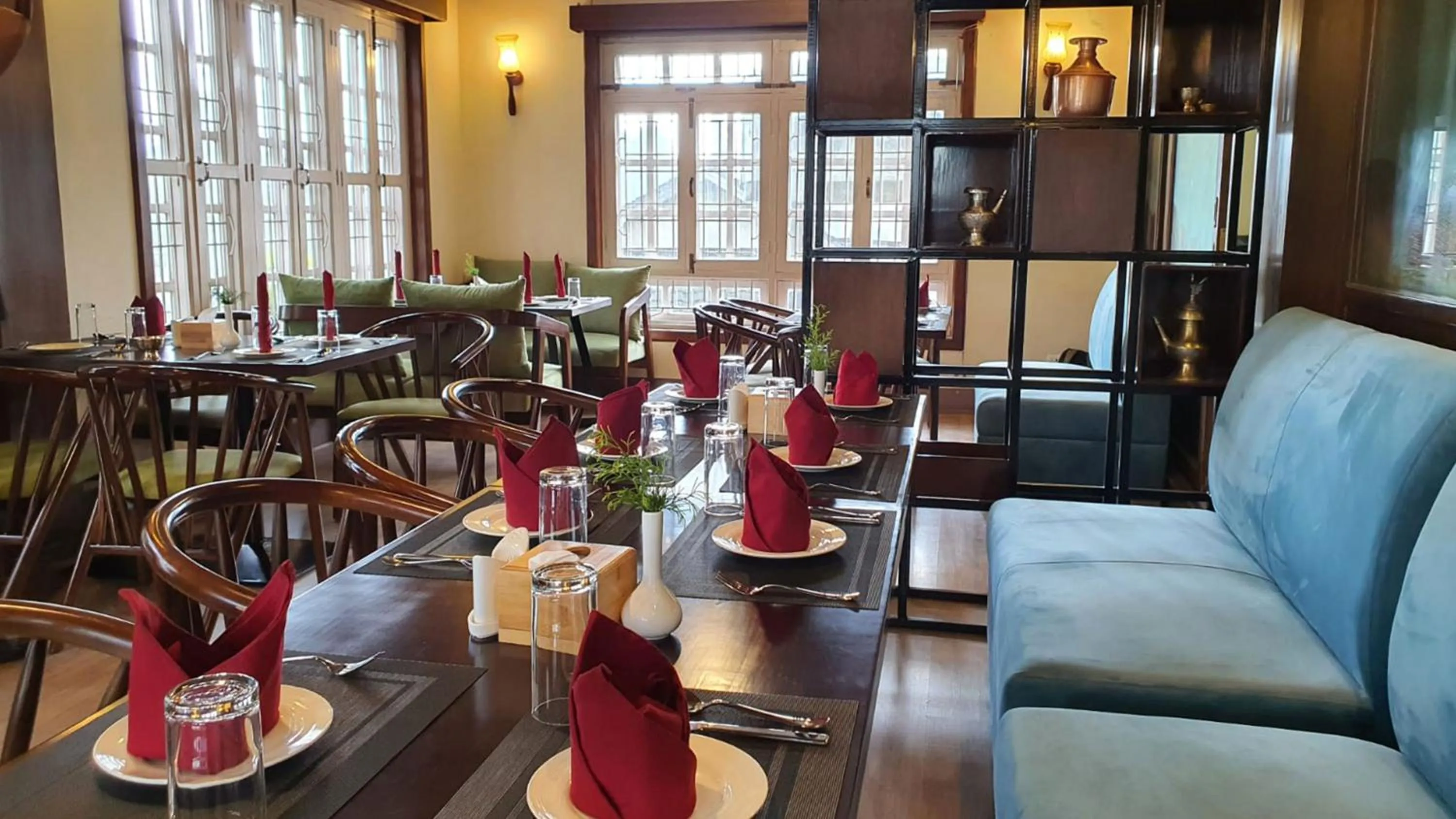 Restaurant/places to eat in Hotel Grand View