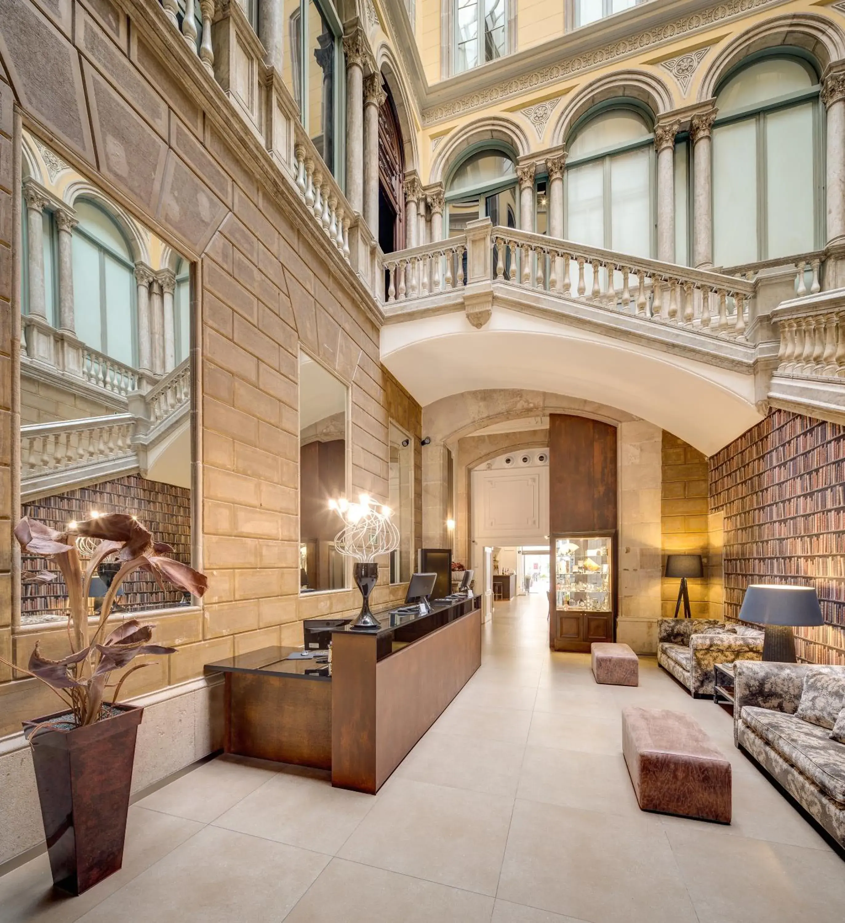 Property building in Catalonia Portal de l'Angel Property building in Catalonia Portal de l'Angel