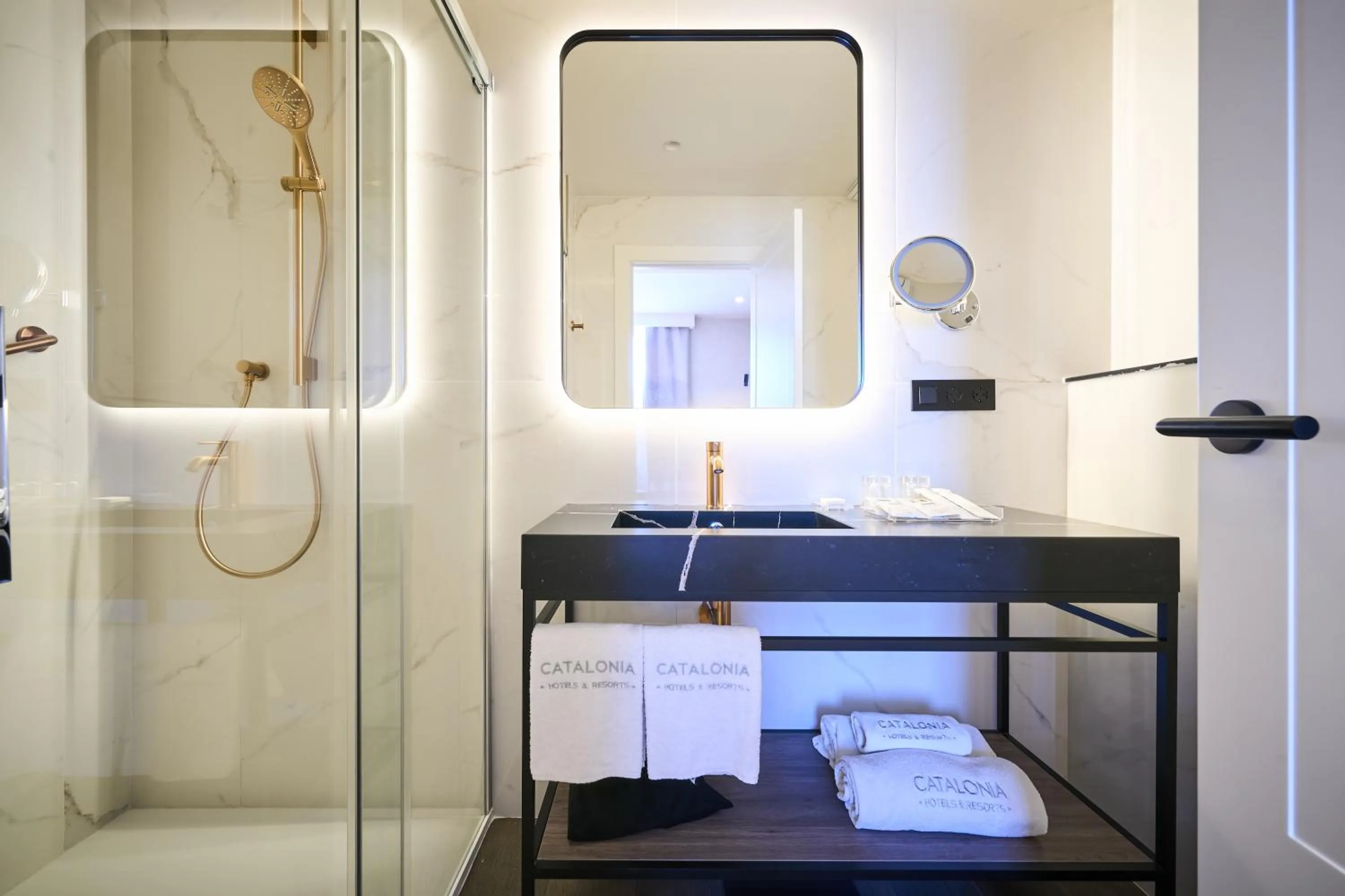 Shower in Catalonia Portal de l'Angel