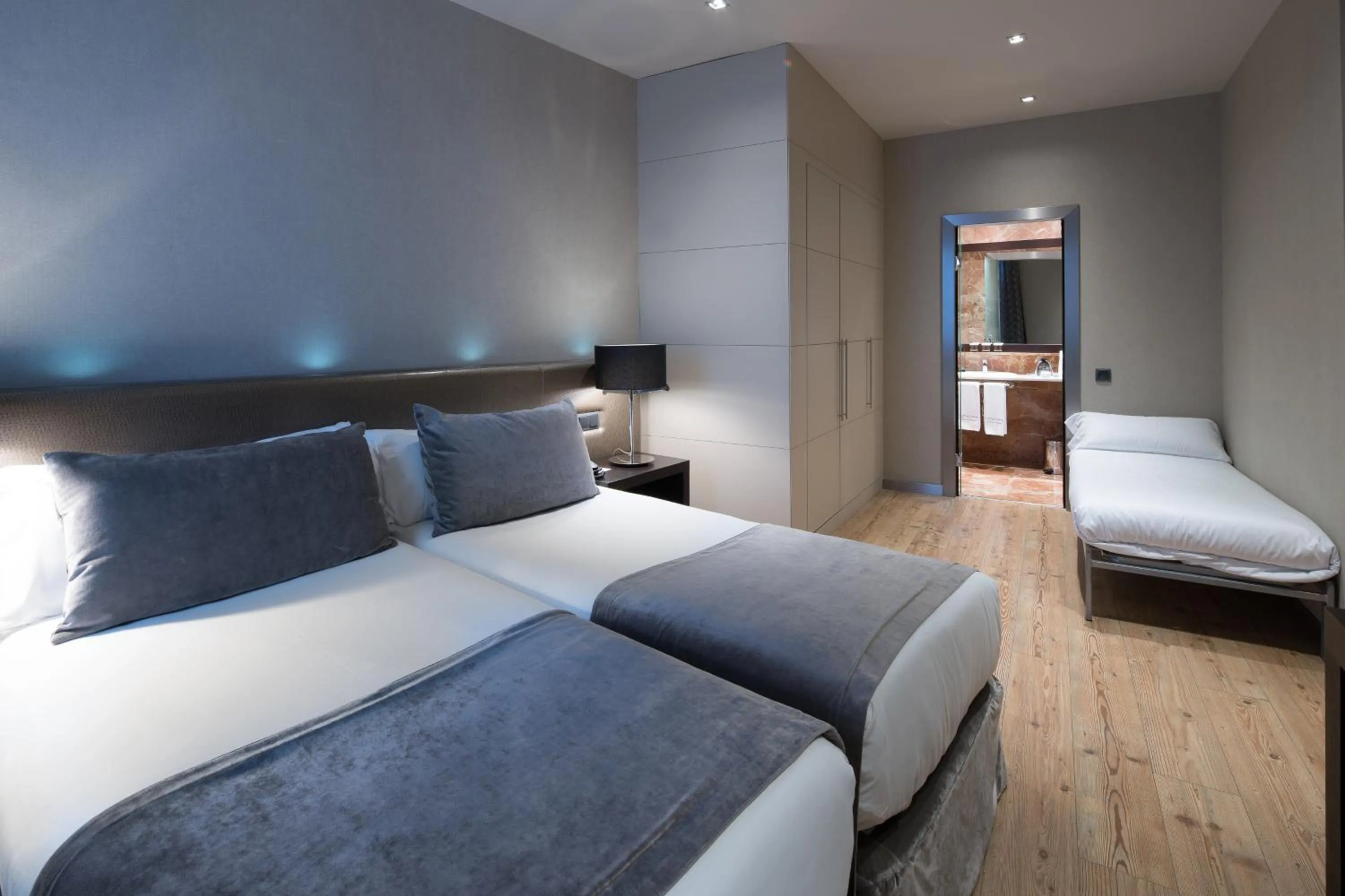 Photo of the whole room, Bed in Catalonia Portal de l'Angel