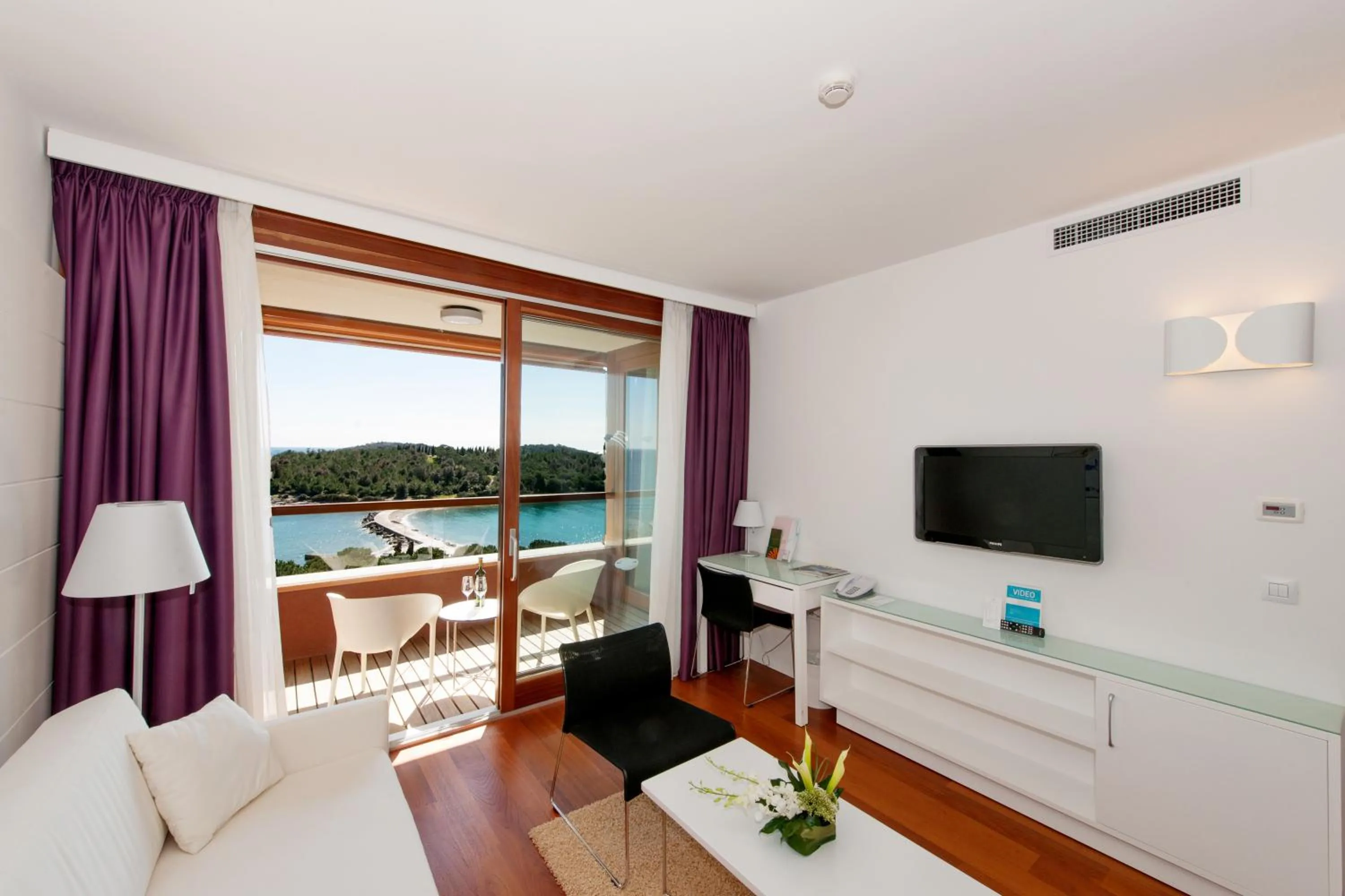 TV and multimedia in Maistra Select All Suite Island Hotel Istra