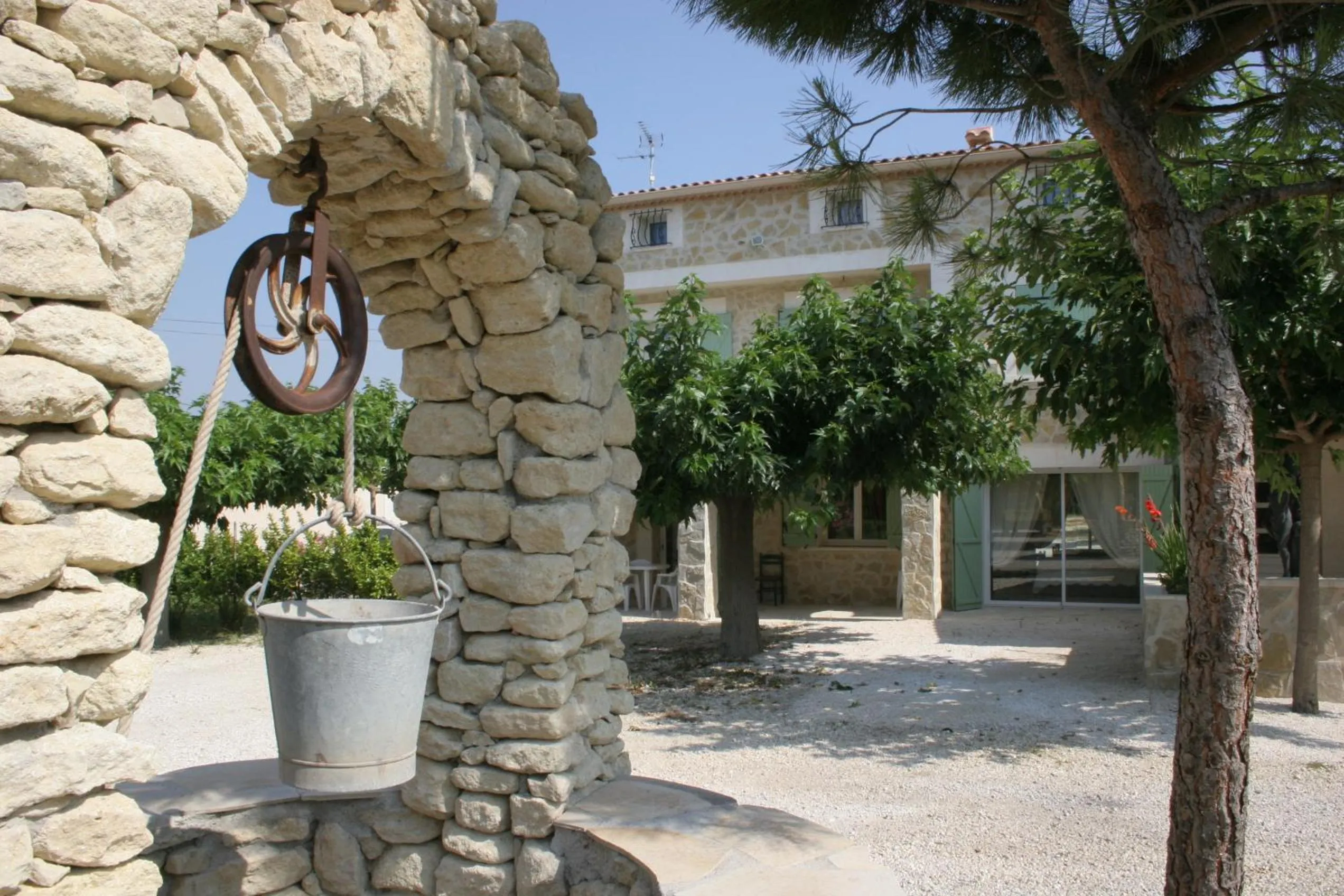 Facade/entrance in Locations des Alpilles