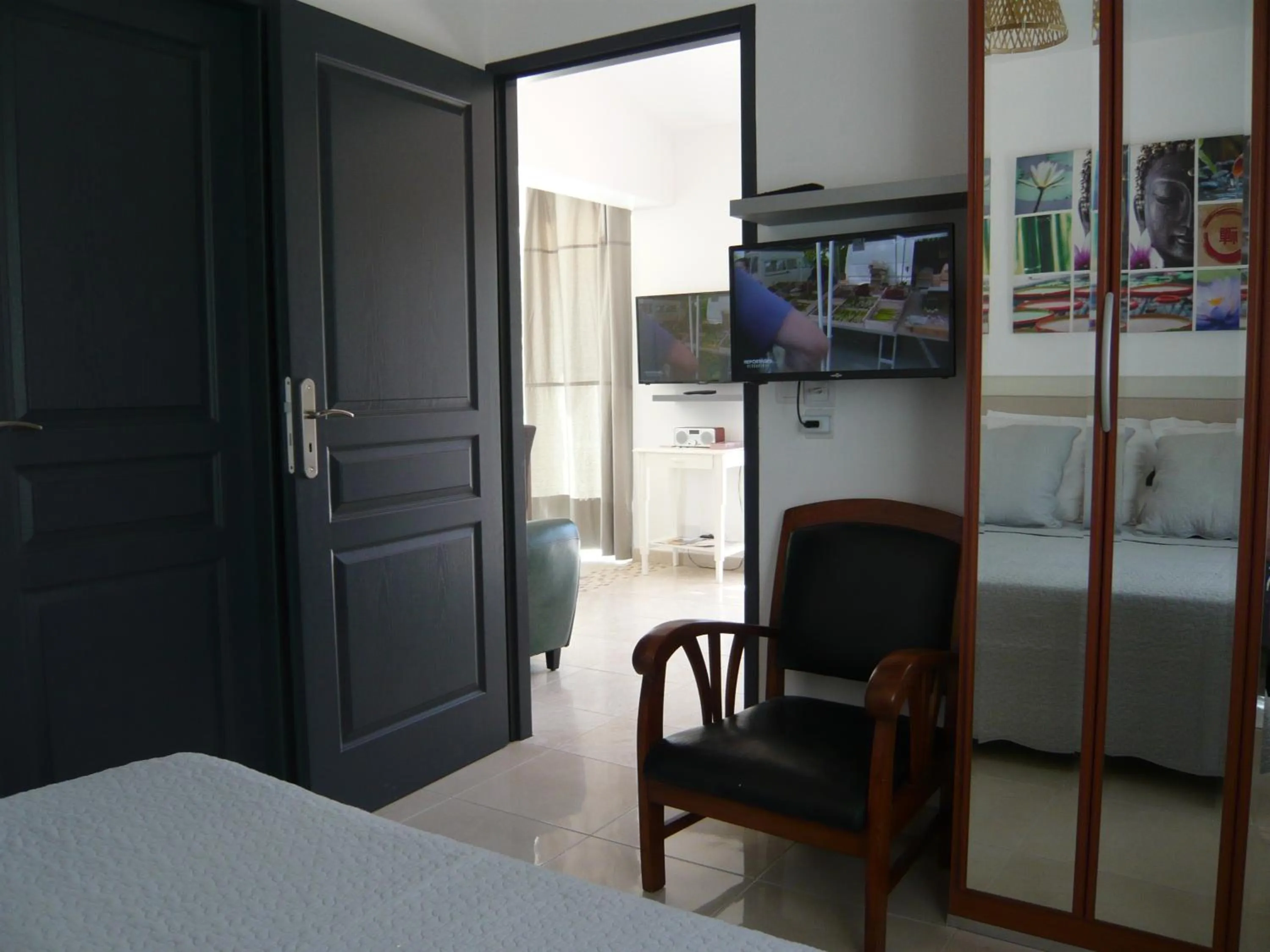 Seating area, Bed in Locations des Alpilles