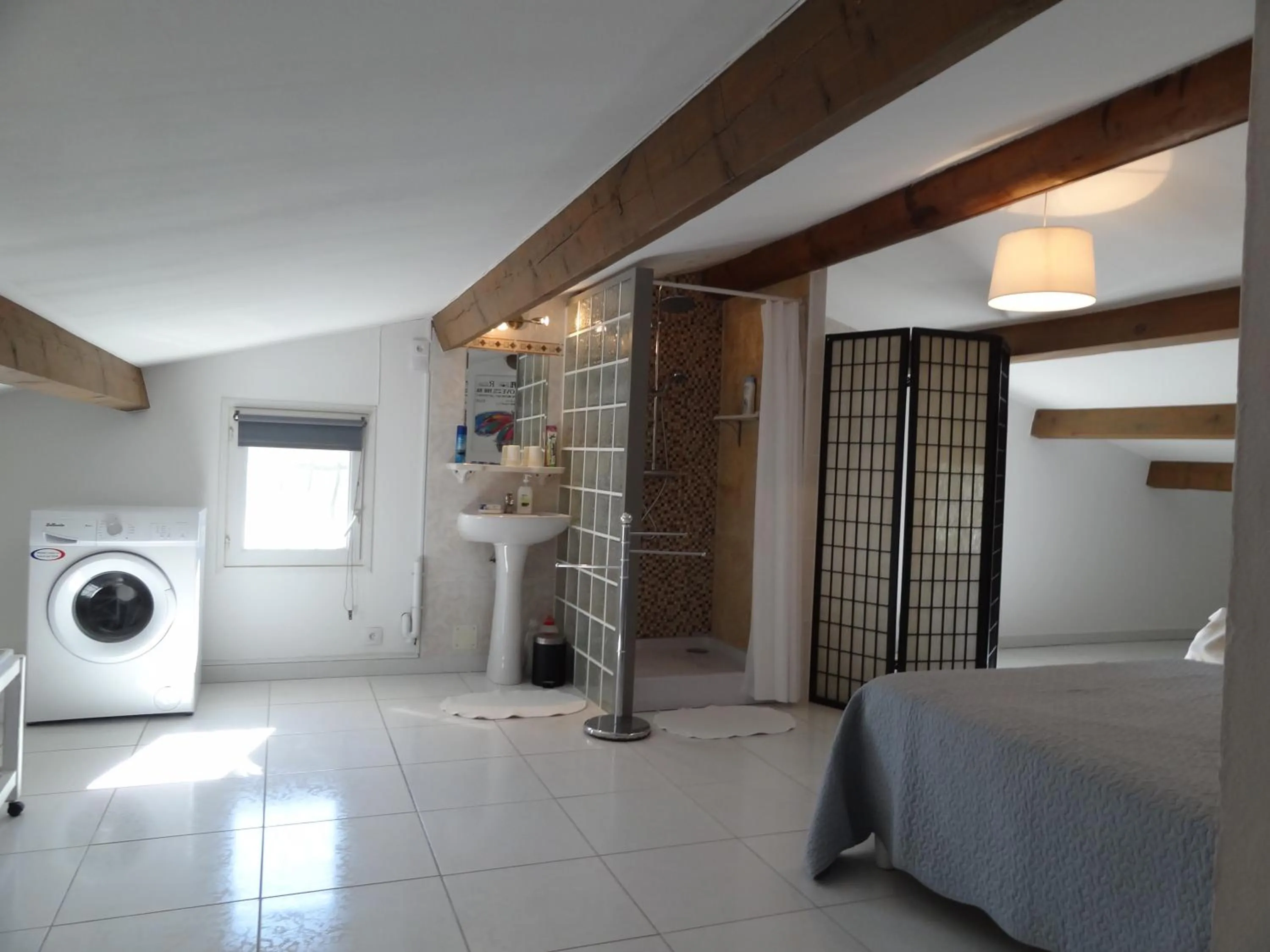 Bathroom, Bed in Locations des Alpilles