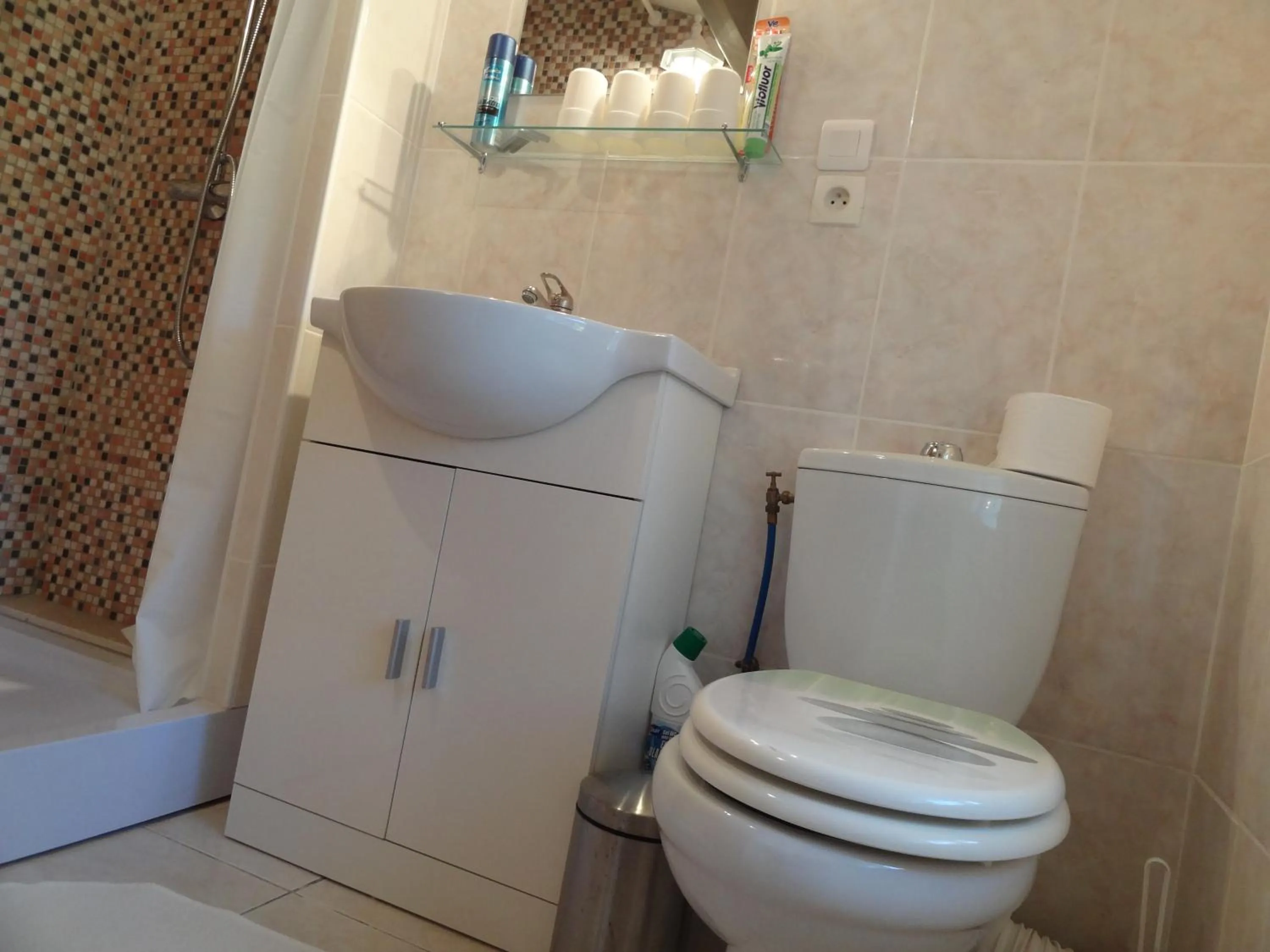 Bathroom in Locations des Alpilles