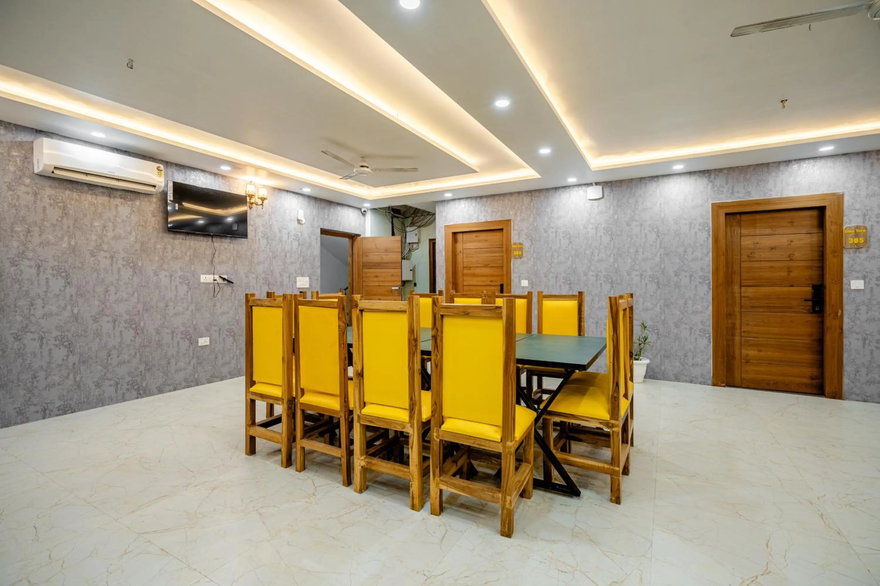 Dining area in Lime Tree Hotels and Banquet Greater Noida