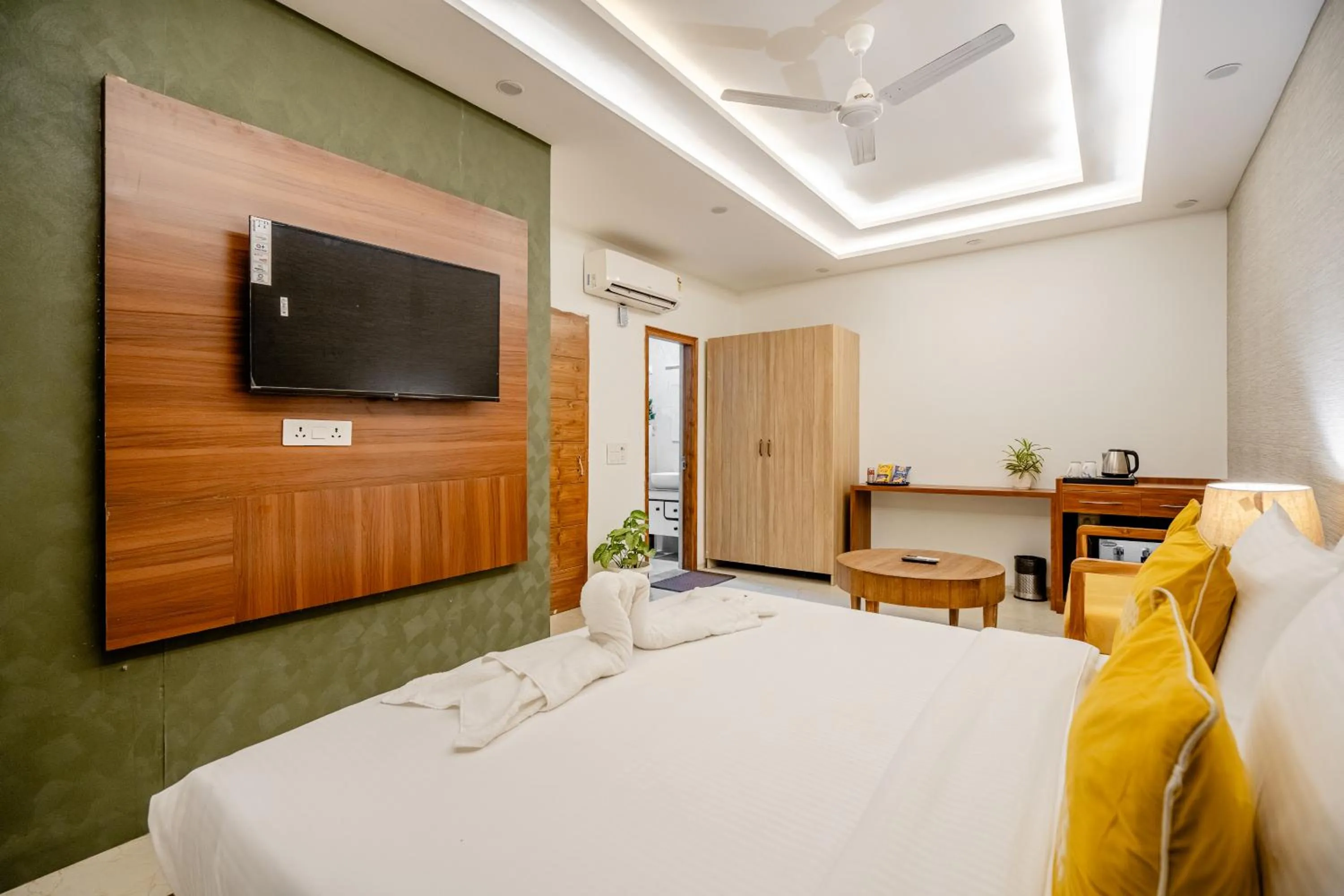 Bedroom, Bed in Lime Tree Hotels and Banquet Greater Noida
