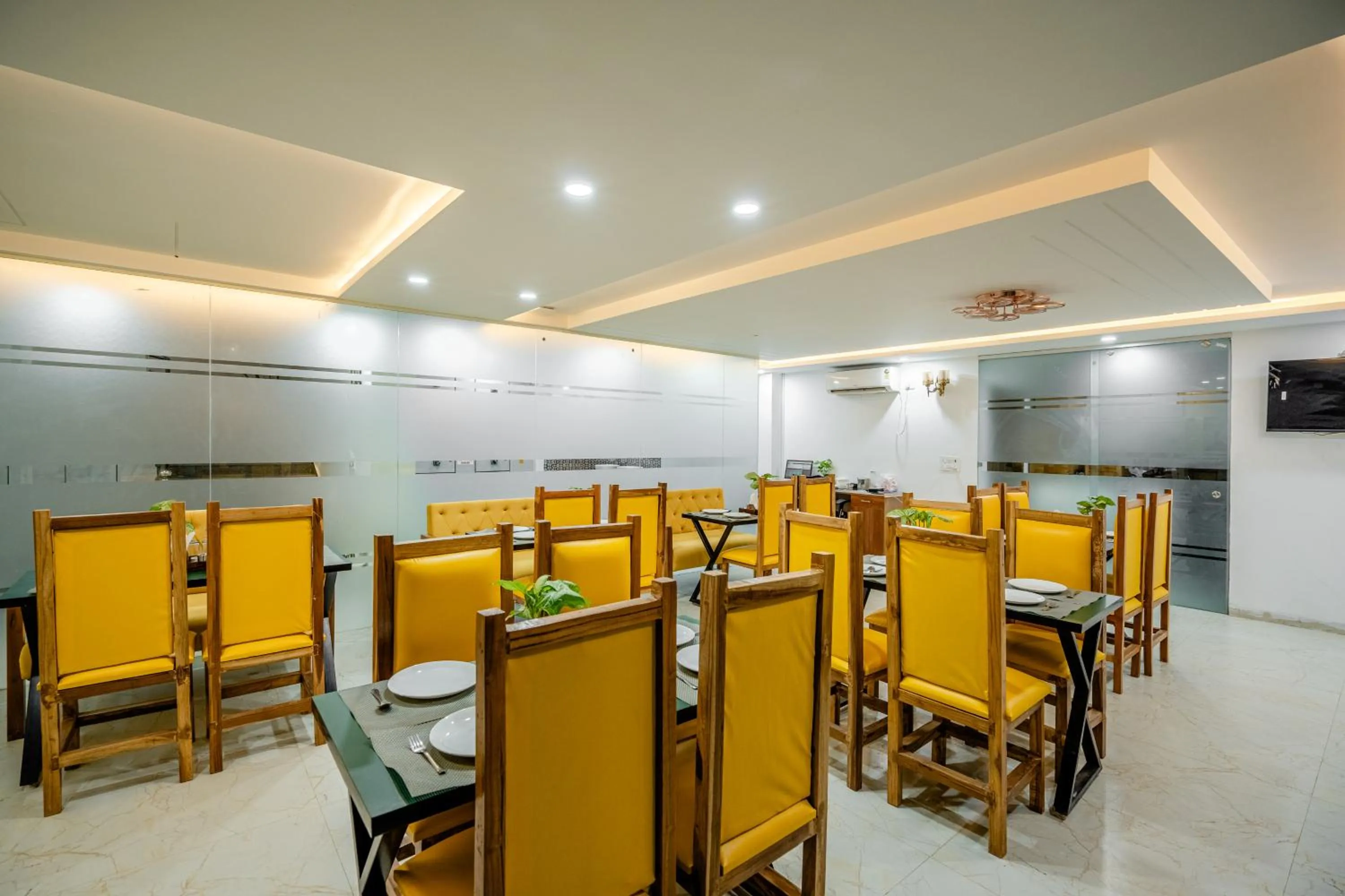 Dining area in Lime Tree Hotels and Banquet Greater Noida