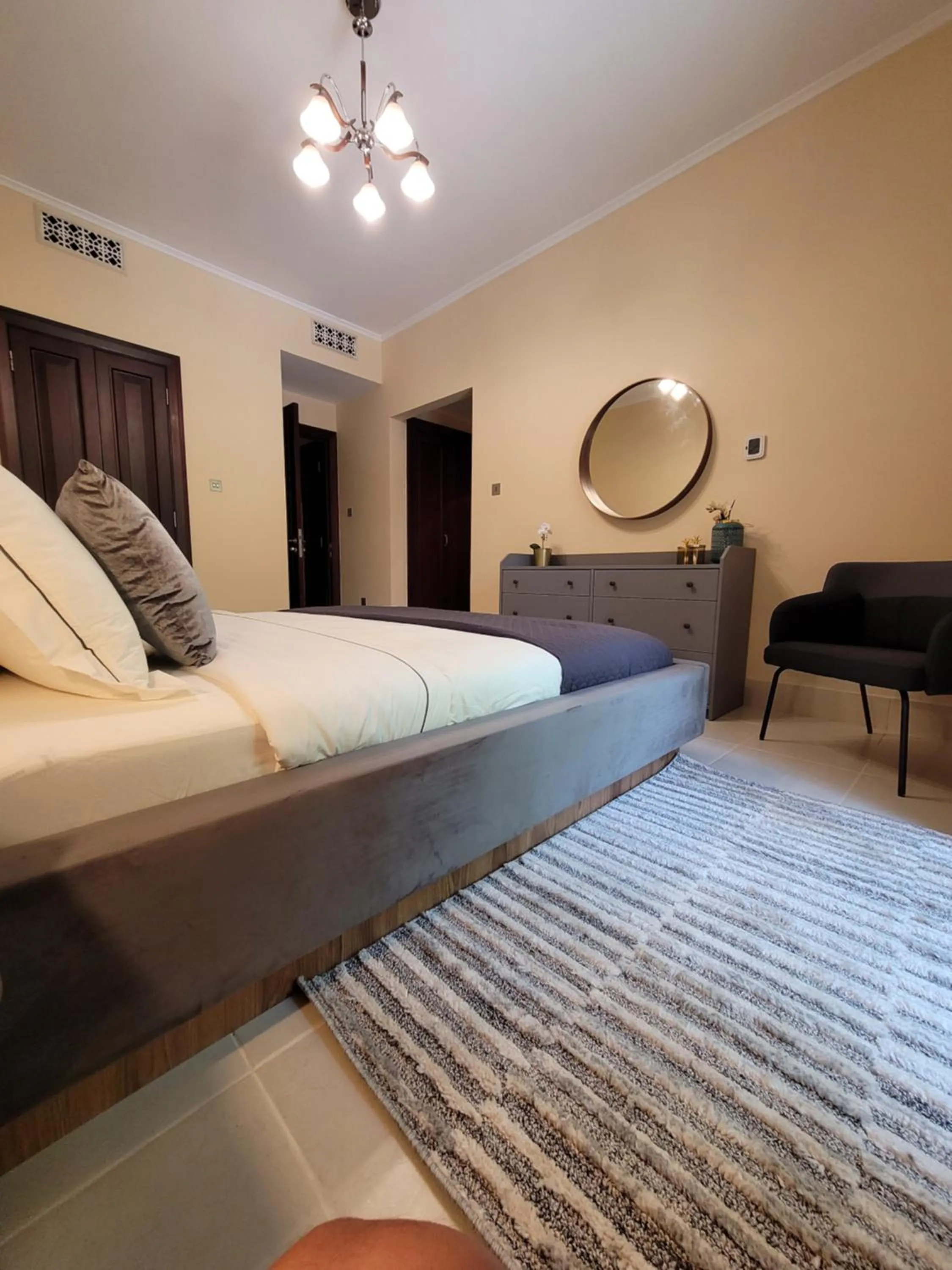 Bed in Luxury 3 Bedroom Apartment - DUBAI MALL 5 min Walk