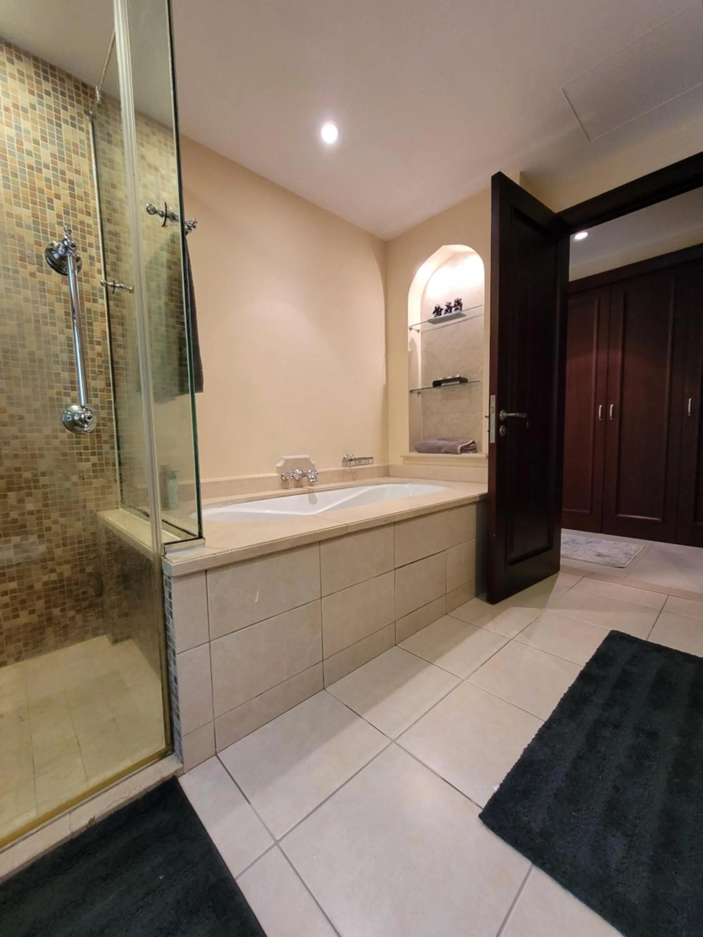 Luxury 3 Bedroom Apartment - DUBAI MALL 5 min Walk
