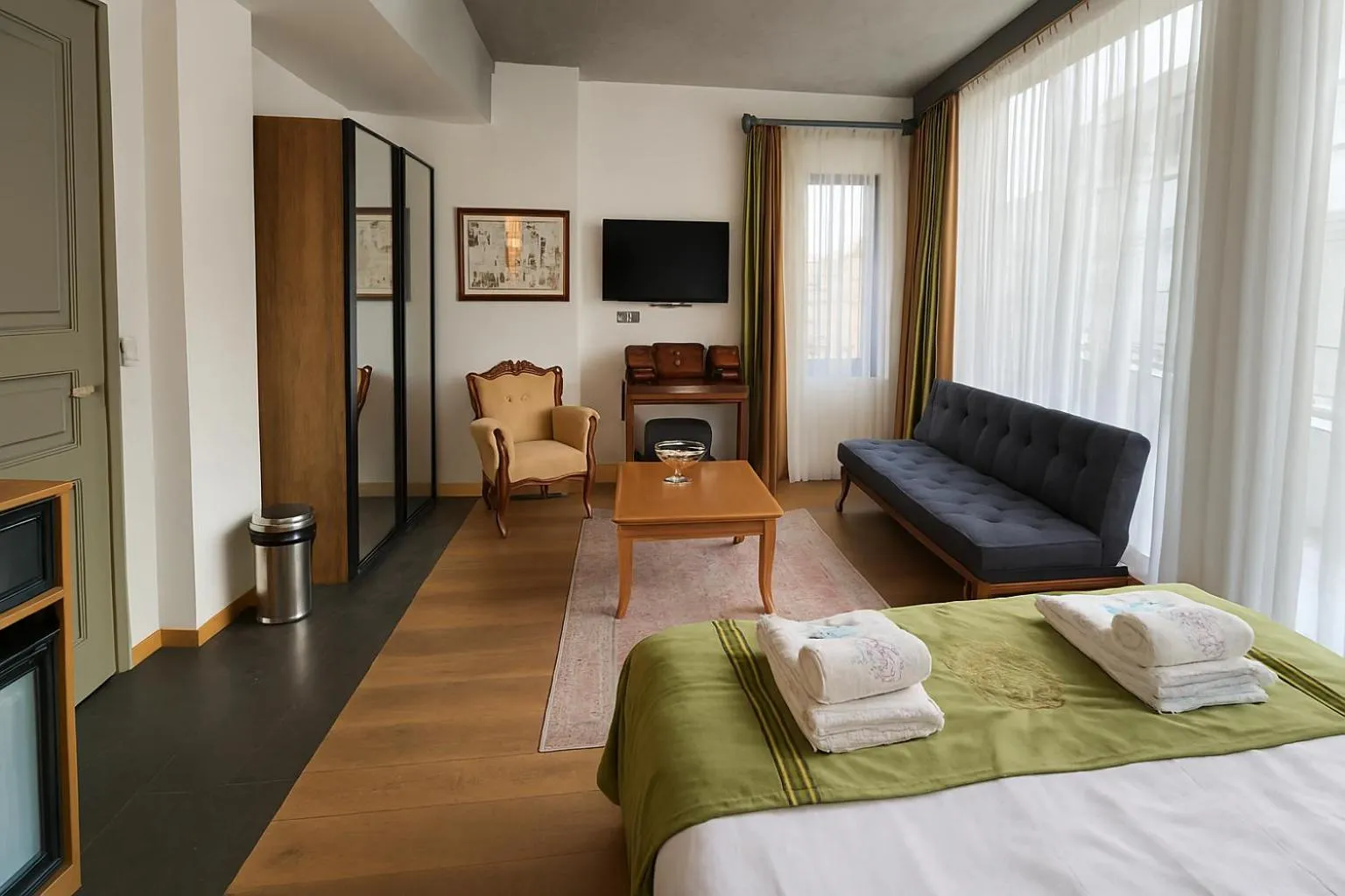 Communal lounge/ TV room, Bed in Aleksandr Pera Hotel