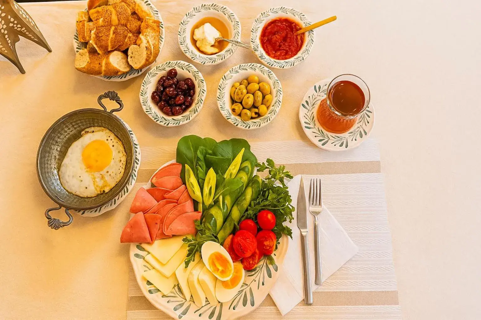 Food and drinks in Aleksandr Pera Hotel Food and drinks in Aleksandr Pera Hotel