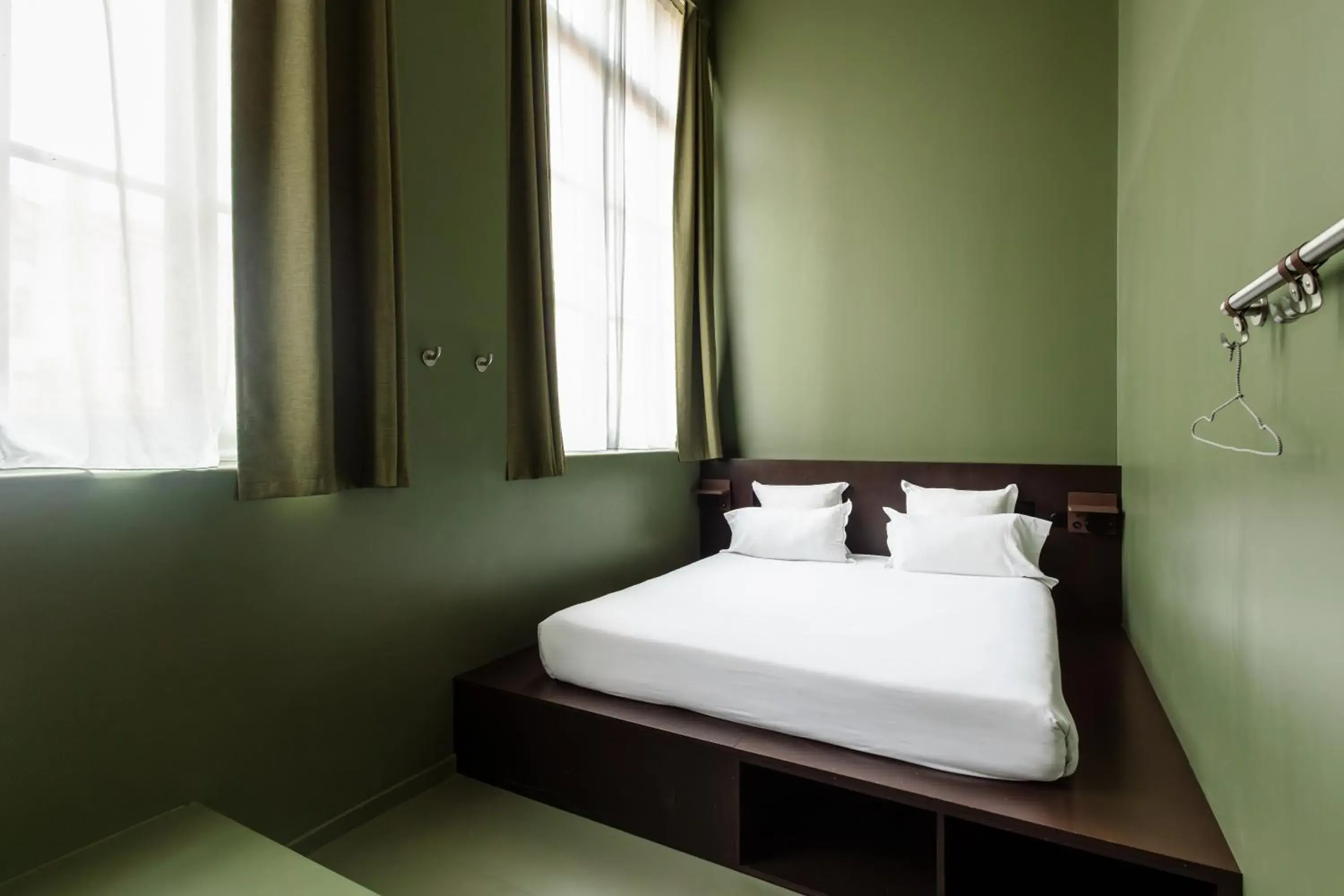 Family, Bed in The People Lyon Family, Bed in The People Lyon