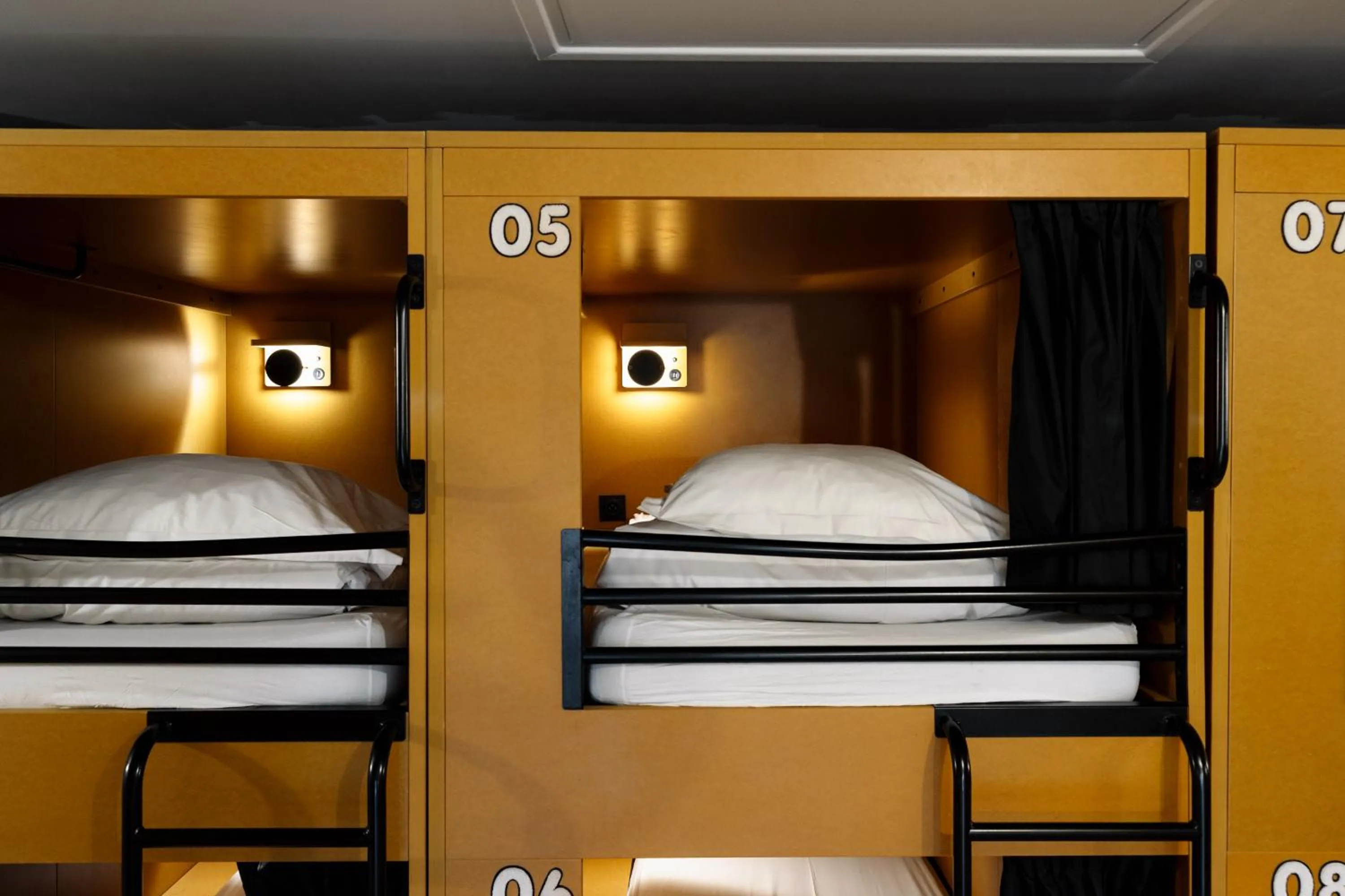 bunk bed, Bed in The People Lyon