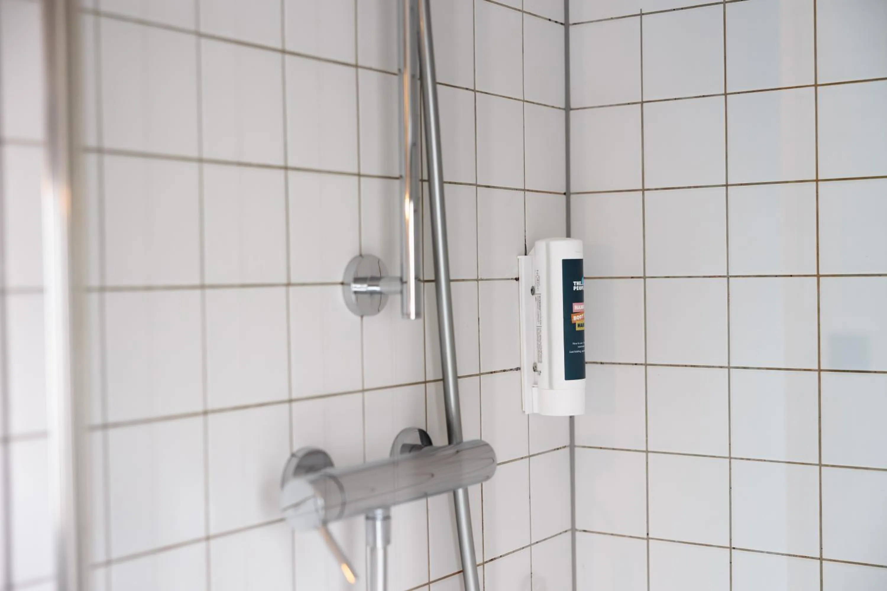 Shower in The People Lyon