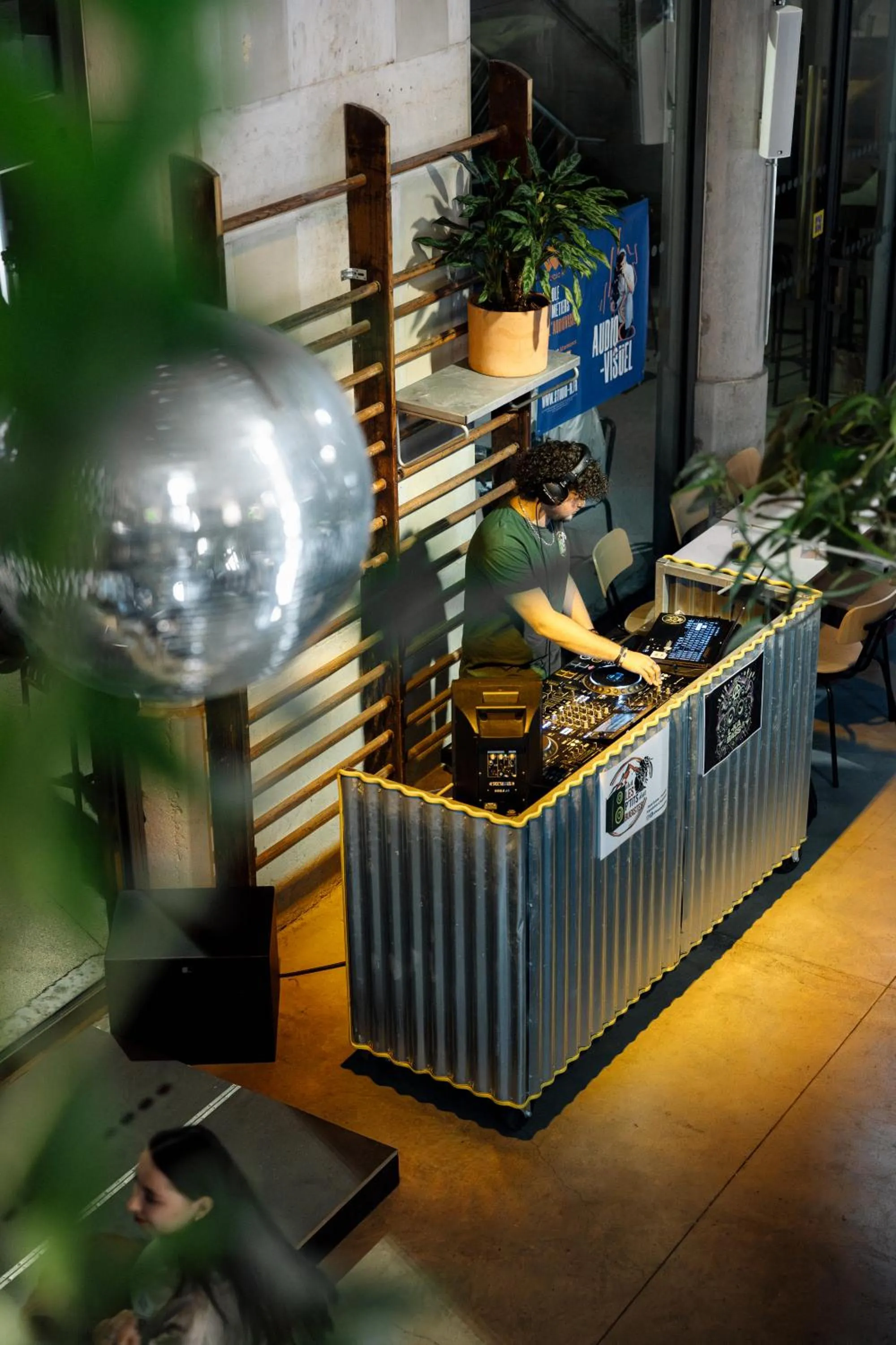 Evening entertainment in The People Lyon