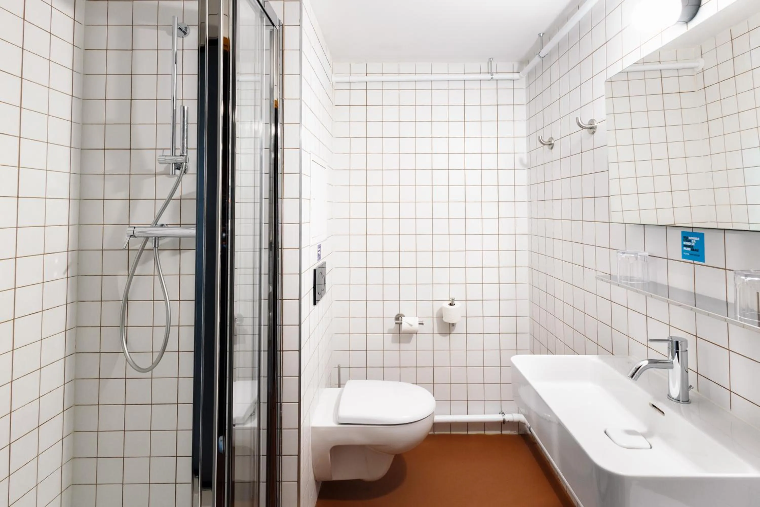 Shower in The People Lyon