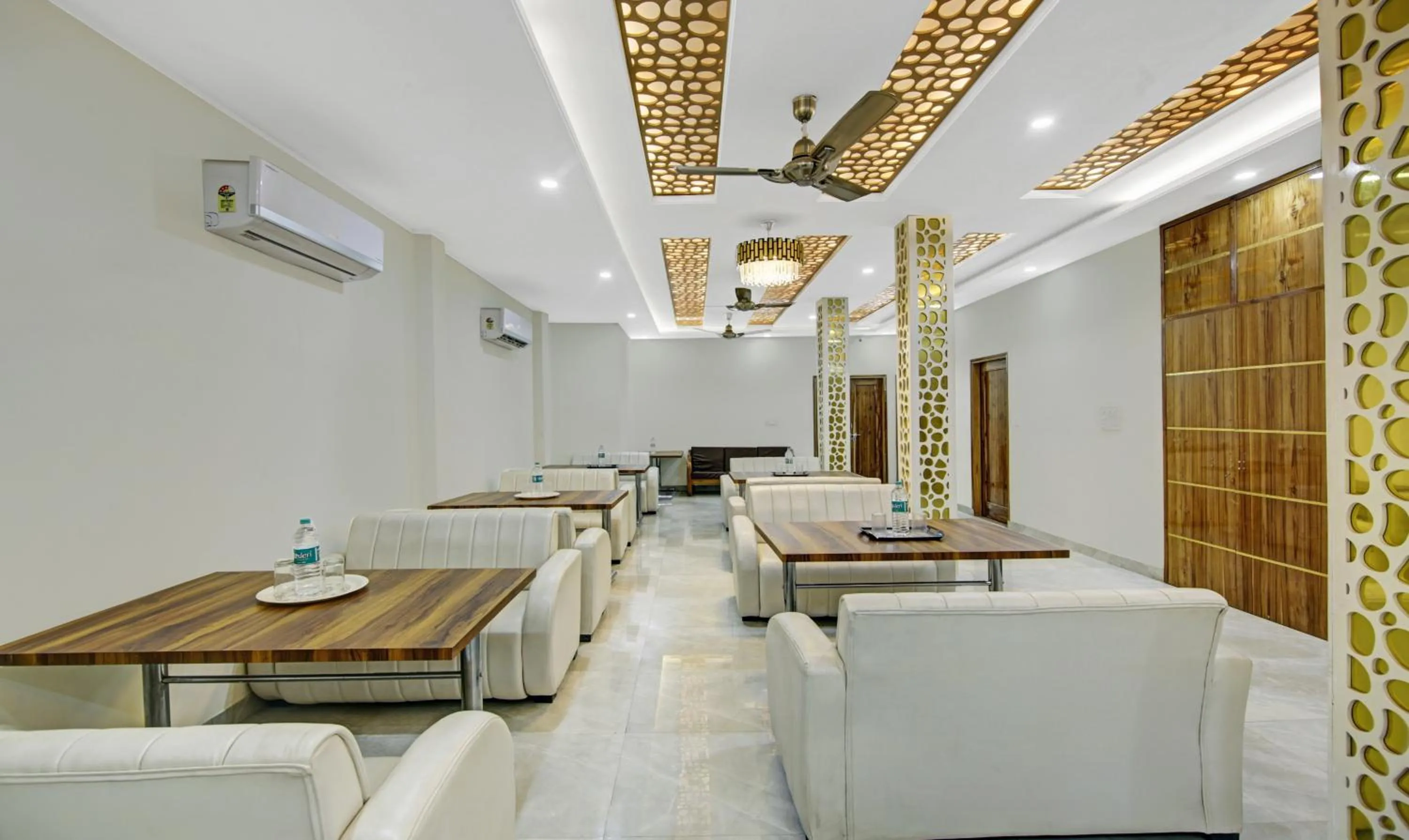 Restaurant/places to eat in Hotel Royal Salute Near Bus Stand Zirakpur Chandigarh