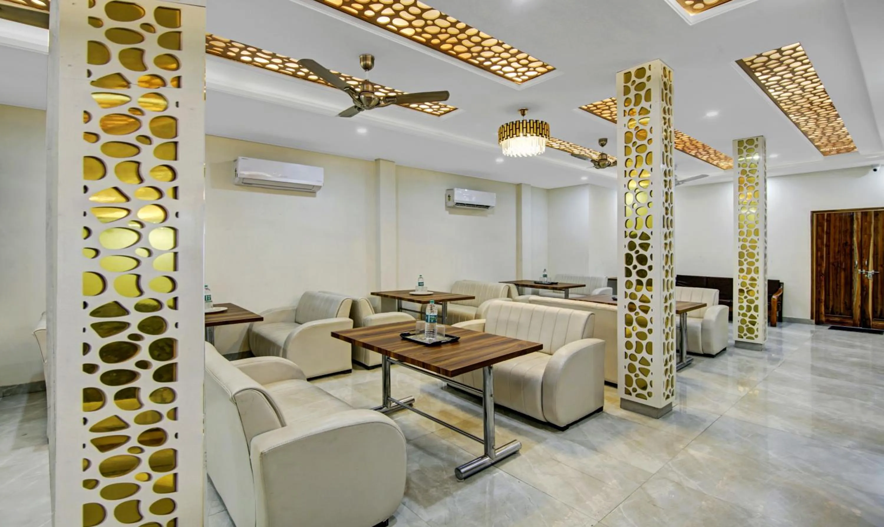 Restaurant/places to eat in Hotel Royal Salute Near Bus Stand Zirakpur Chandigarh