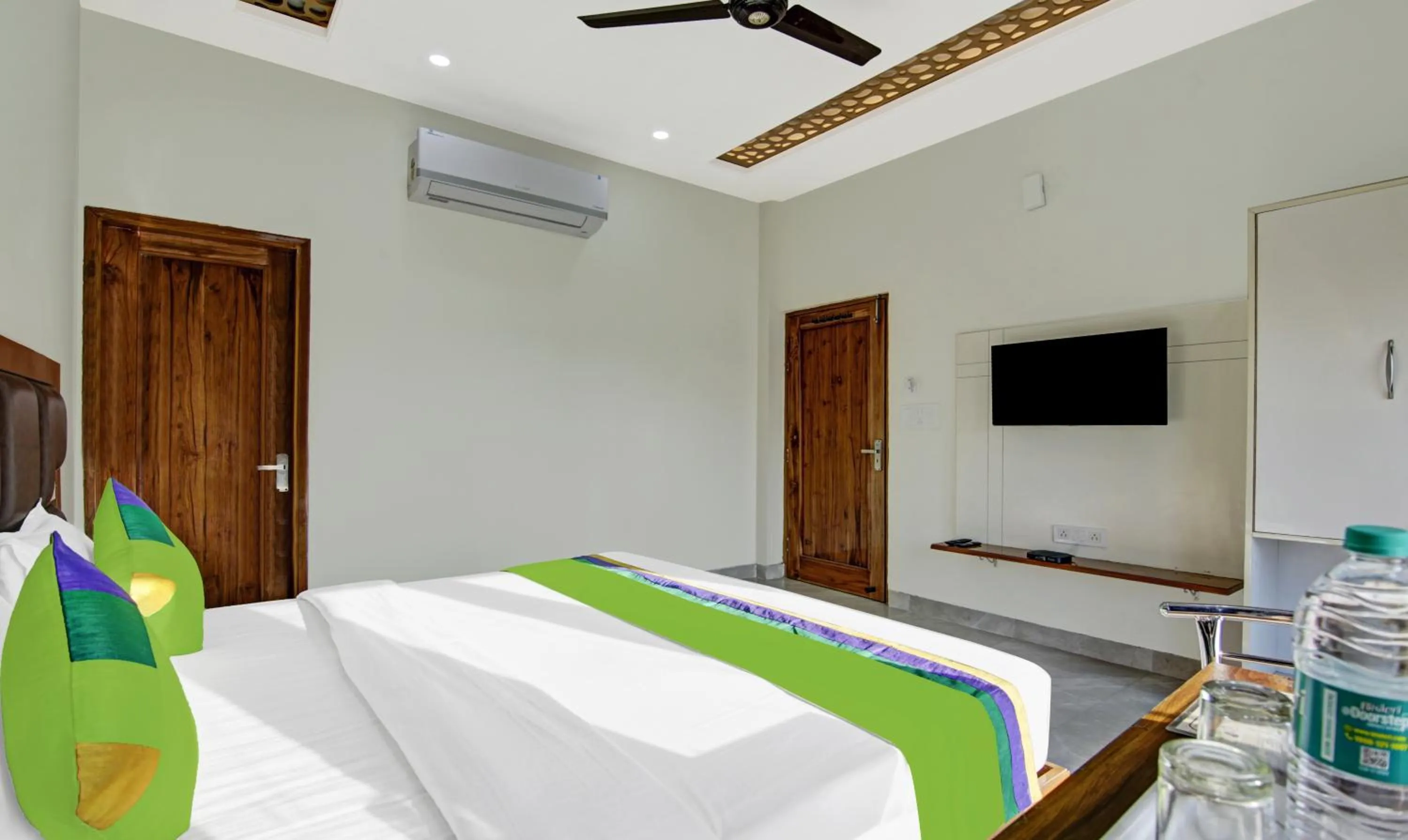 TV and multimedia, Bed in Hotel Royal Salute Near Bus Stand Zirakpur Chandigarh