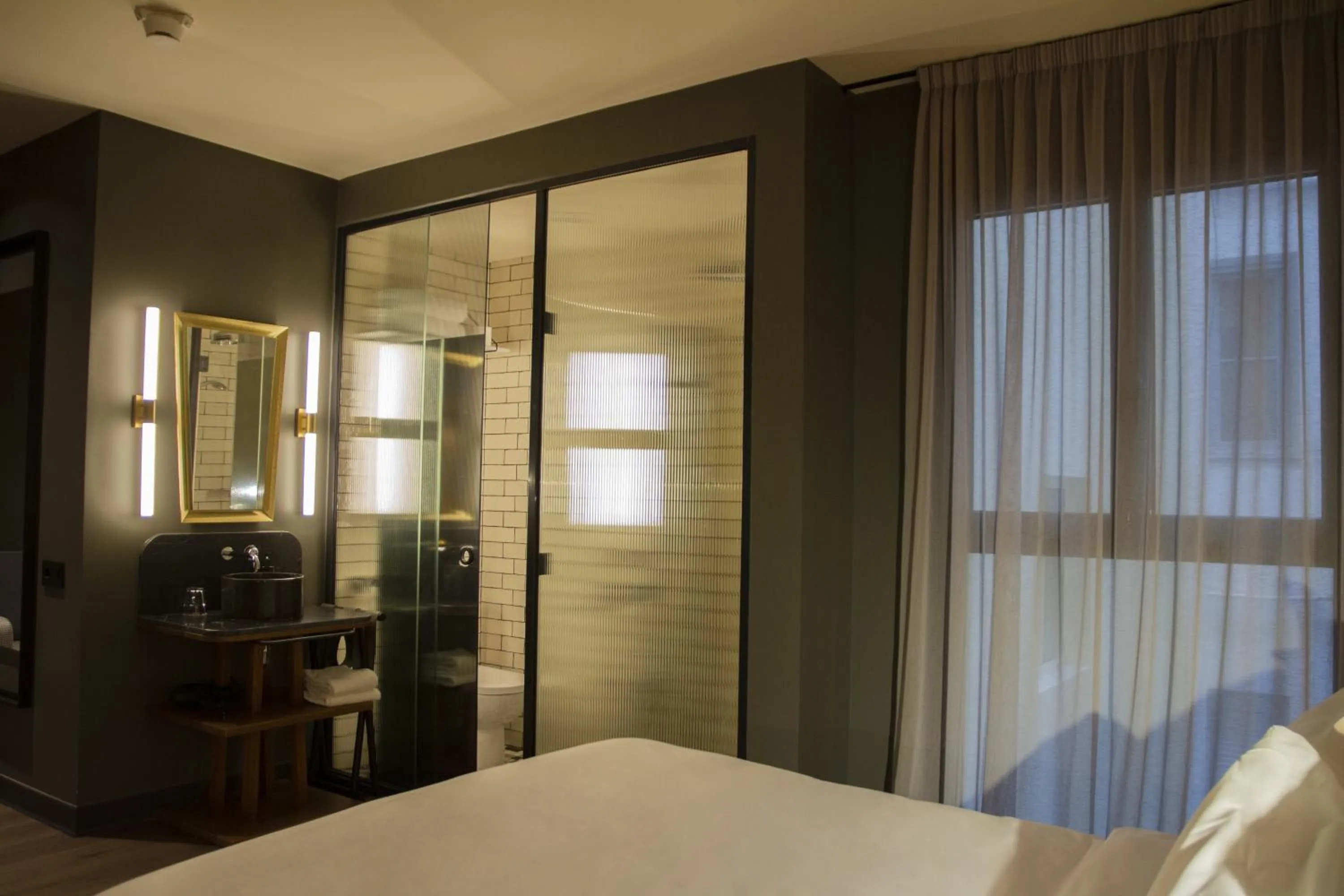 Shower, Bed in Letoh Letoh San Sebastián