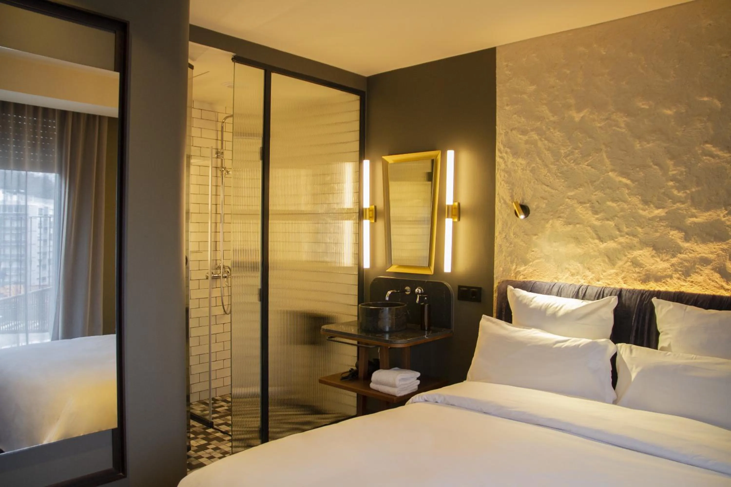 Shower, Bed in Letoh Letoh San Sebastián