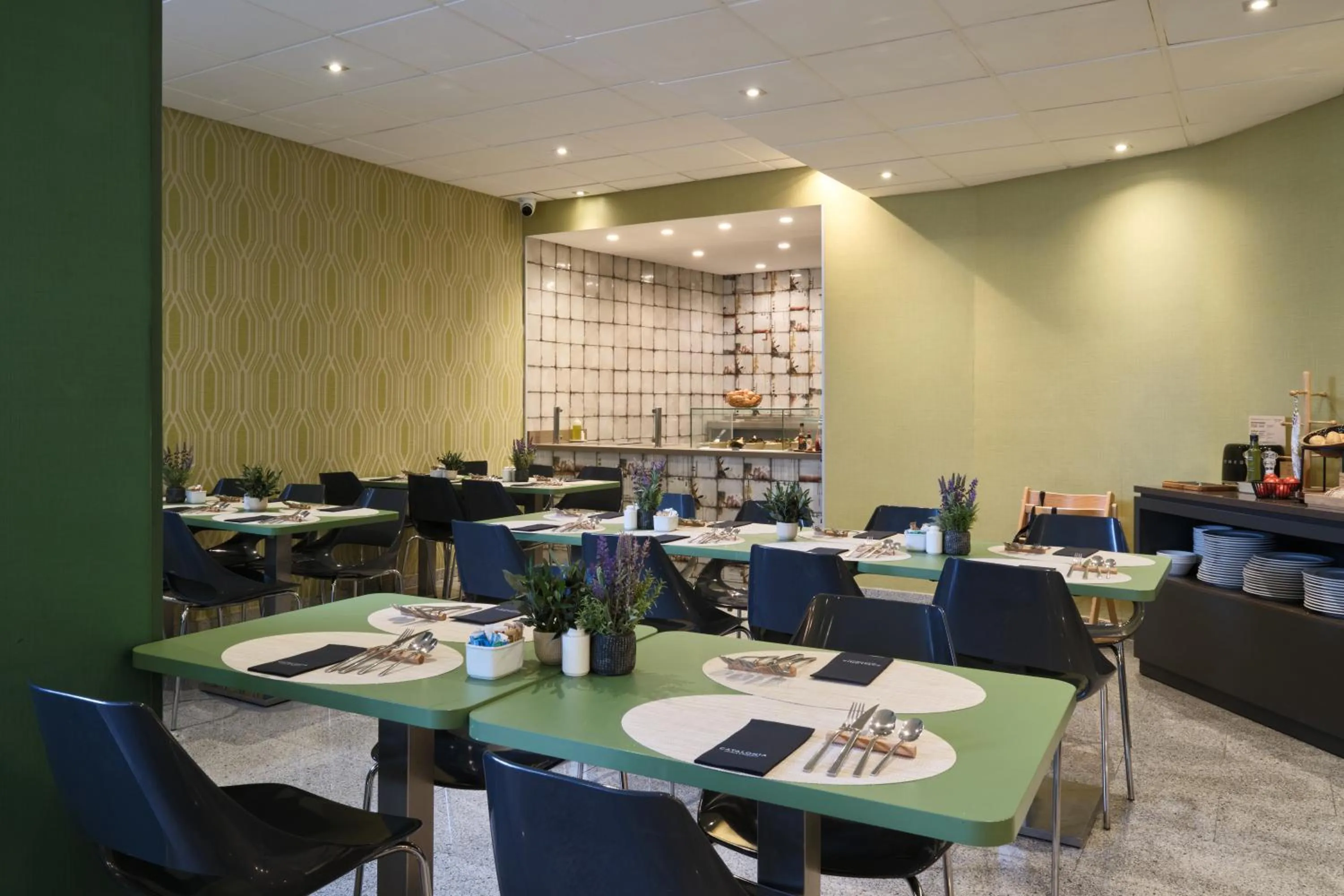 Dining area in Catalonia Park Putxet