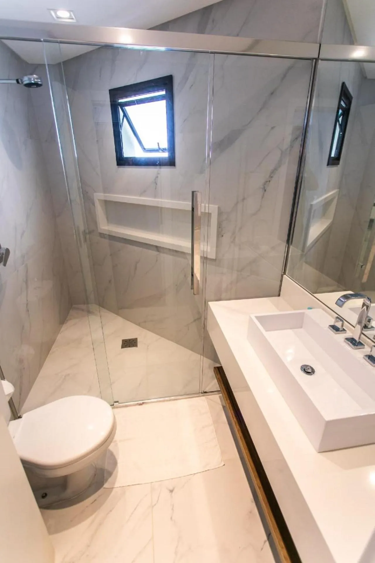 Shower in Lindo apartamento na praia brava