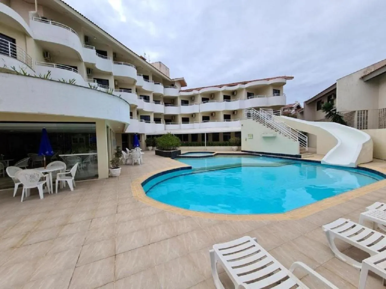 Swimming pool in Lindo apartamento na praia brava