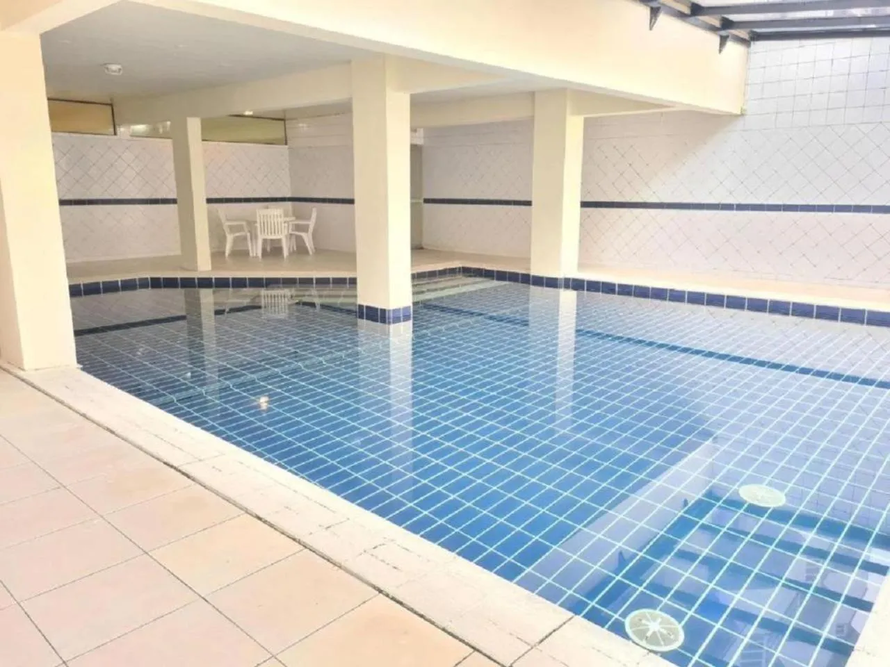 Swimming pool in Lindo apartamento na praia brava