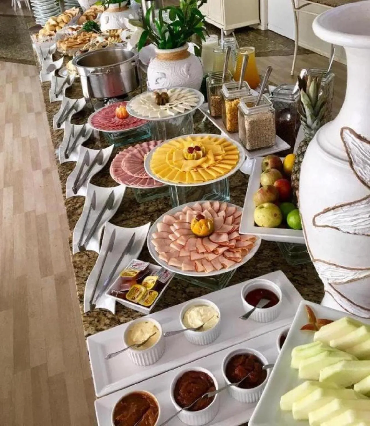 Buffet breakfast in Lindo apartamento na praia brava