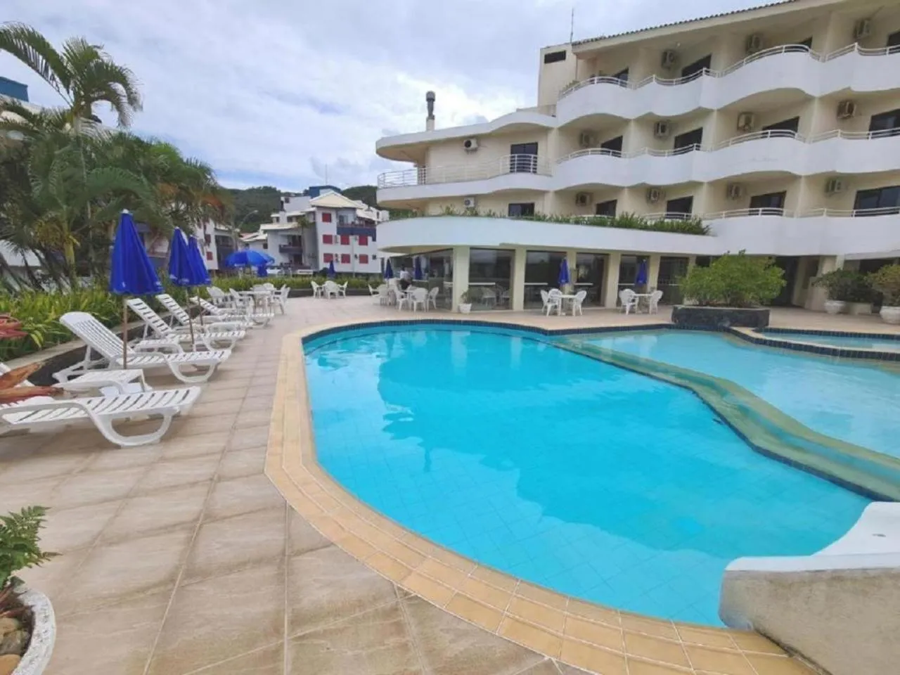 Swimming pool in Lindo apartamento na praia brava
