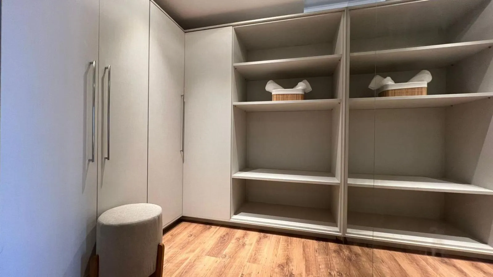 wardrobe in Hotel Flat Afonso Pena e Centro de Convenções Campo Grande