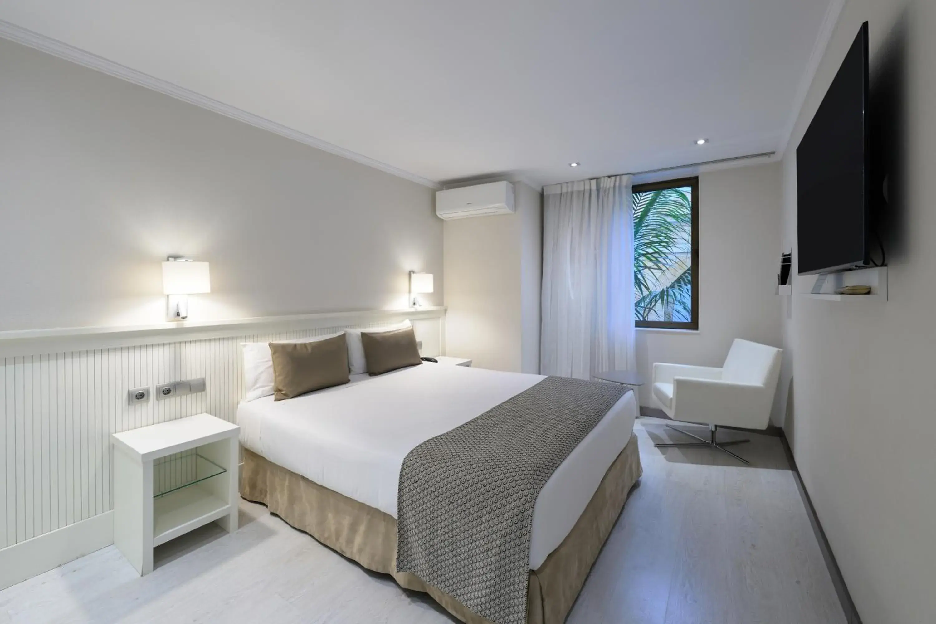 Family, Bed in Catalonia Roma Family, Bed in Catalonia Roma