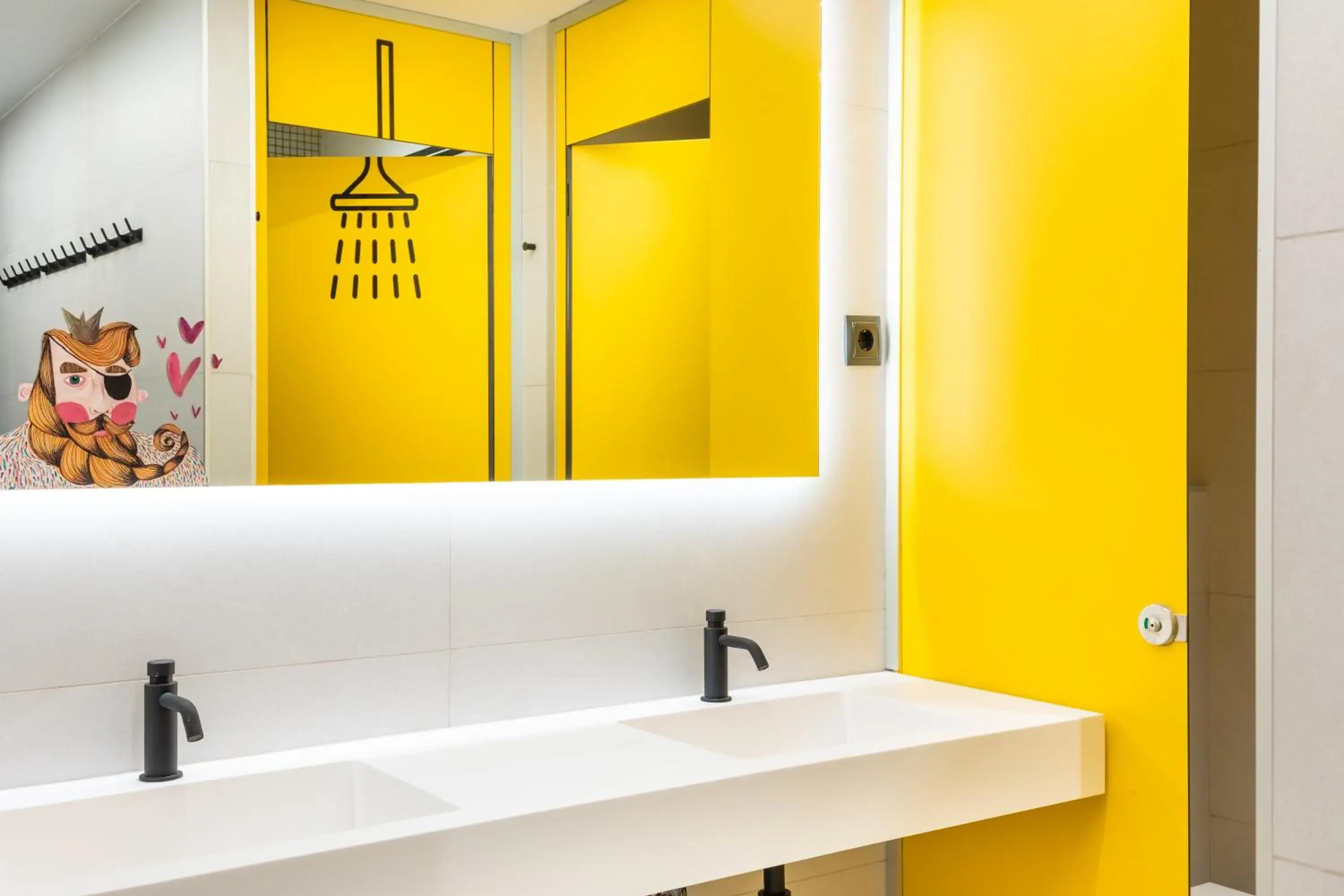 10-Bed Private Room with Private Bathroom in Petit Hostel Palacio Real 10-Bed Private Room with Private Bathroom in Petit Hostel Palacio Real