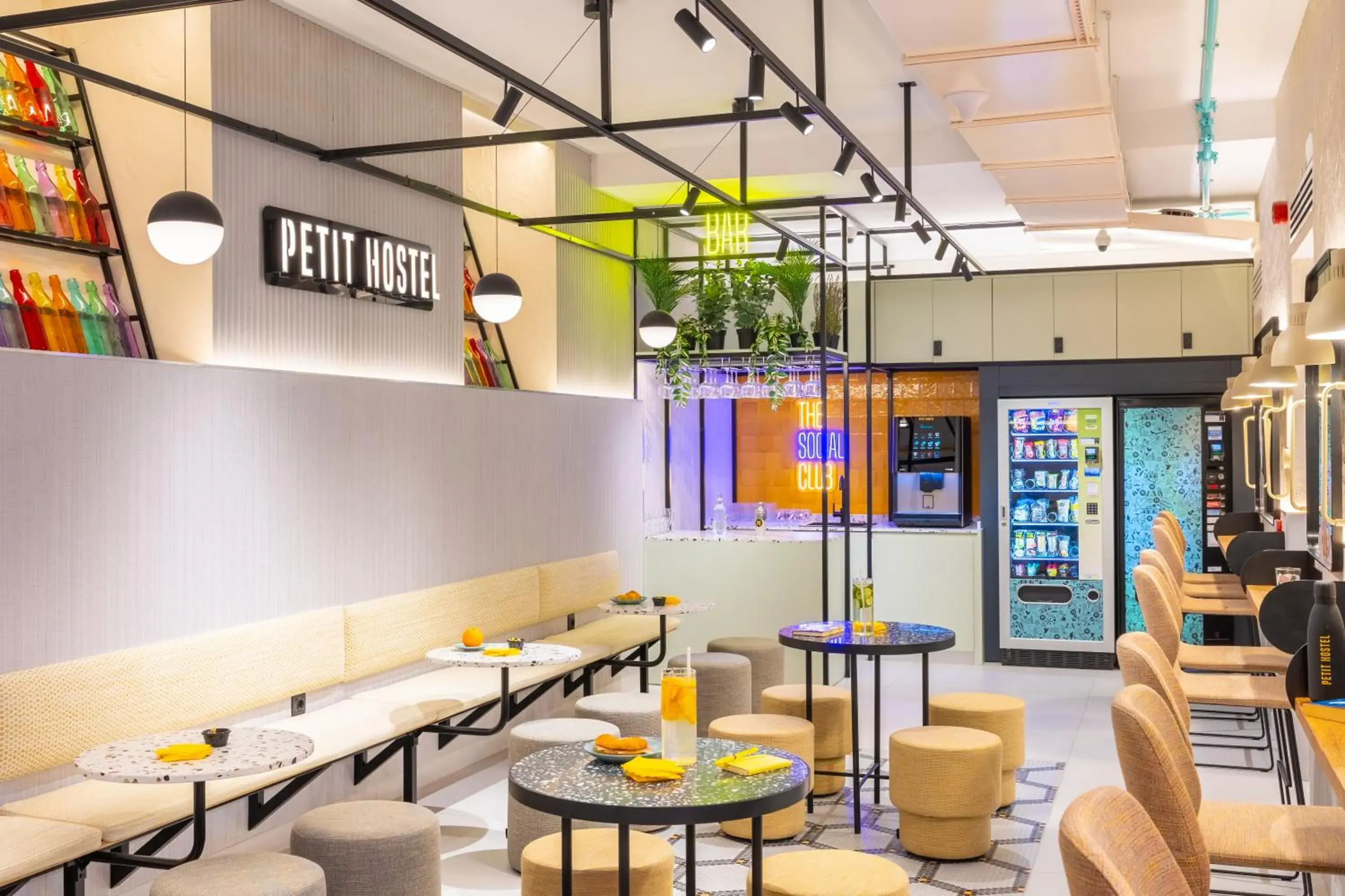 Restaurant/places to eat in Petit Hostel Palacio Real Restaurant/places to eat in Petit Hostel Palacio Real